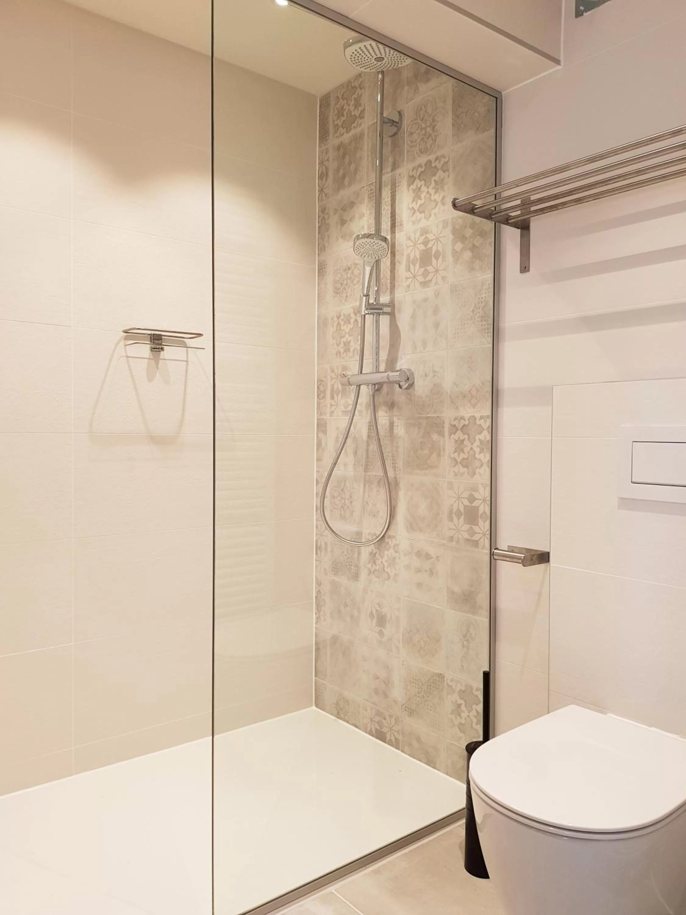 Shower in Beach Hotel Helios by CW Hotel Collection