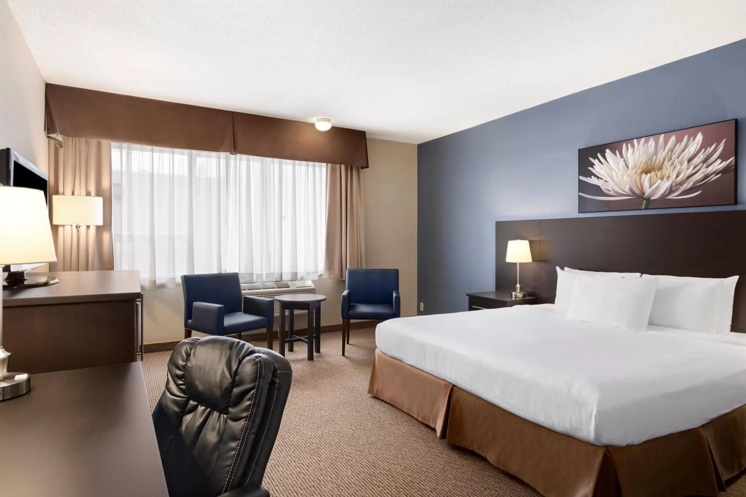Photo of the whole room, Bed in Days Inn by Wyndham Montreal Airport Conference Centre