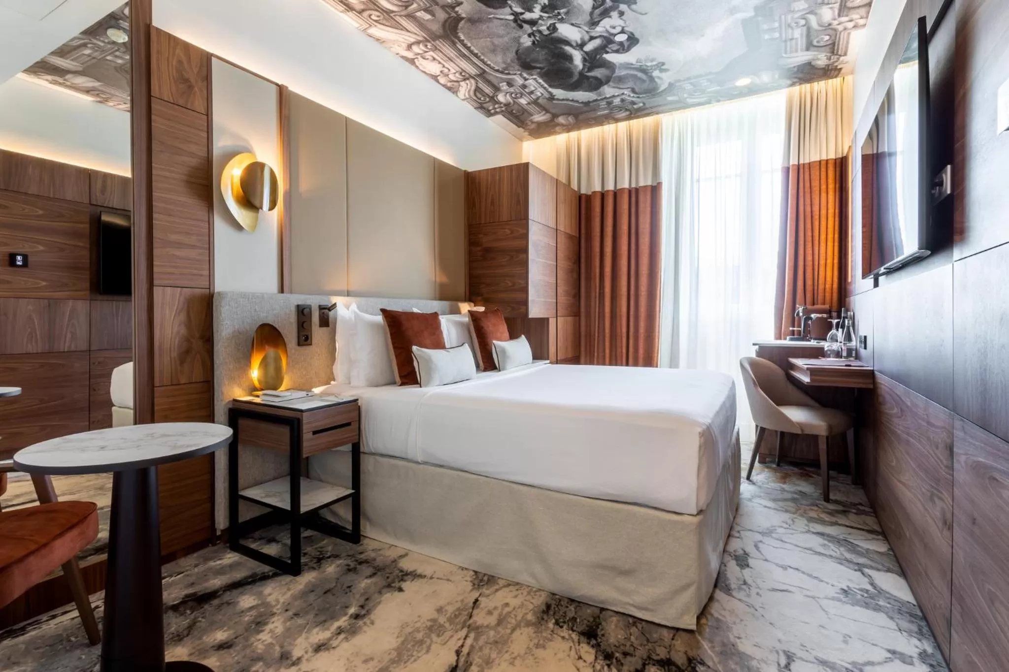 Photo of the whole room, Bed in InterContinental Paris Champs Elysées Etoile by IHG
