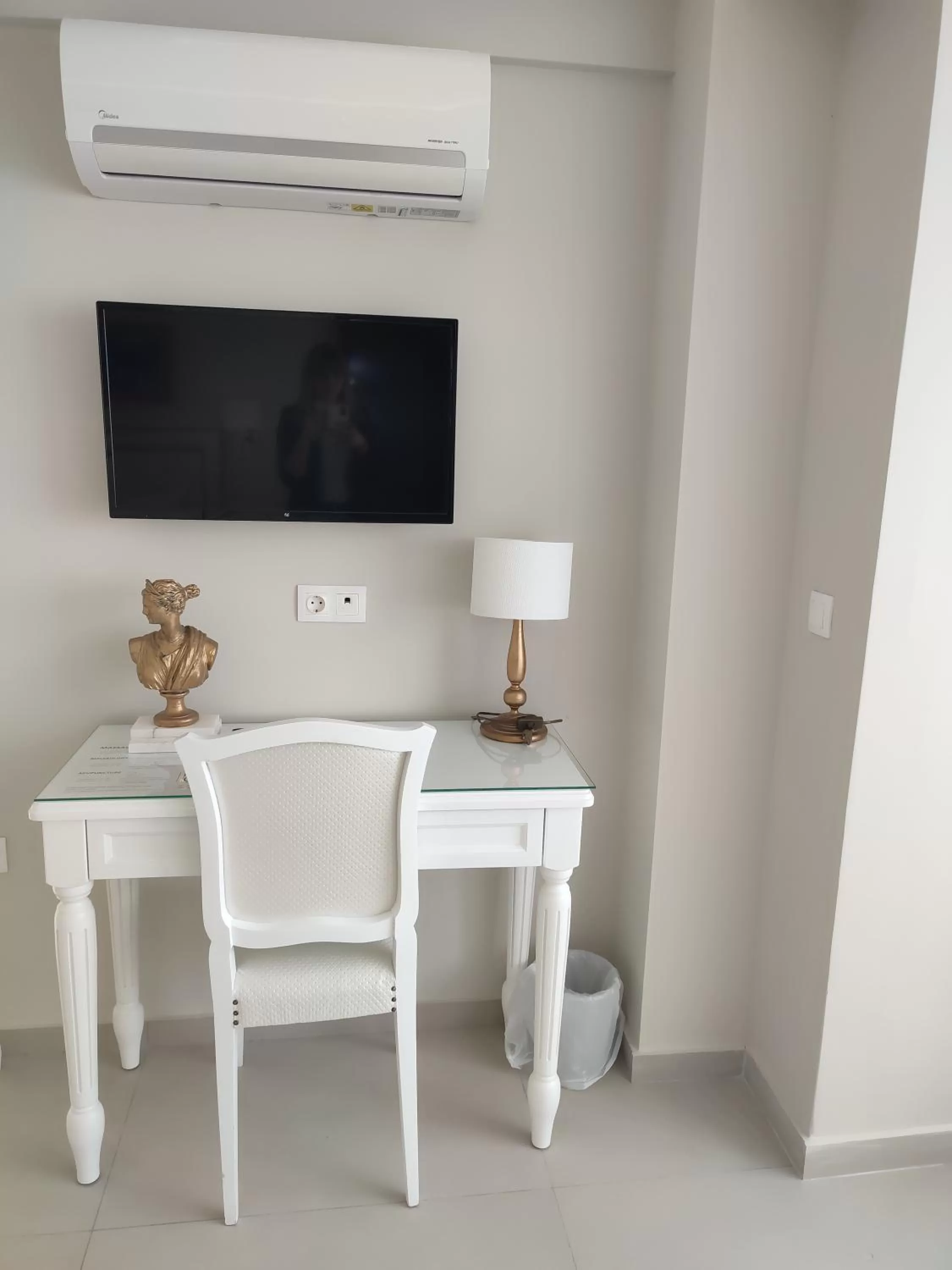 TV and multimedia in Light Blue Hotel