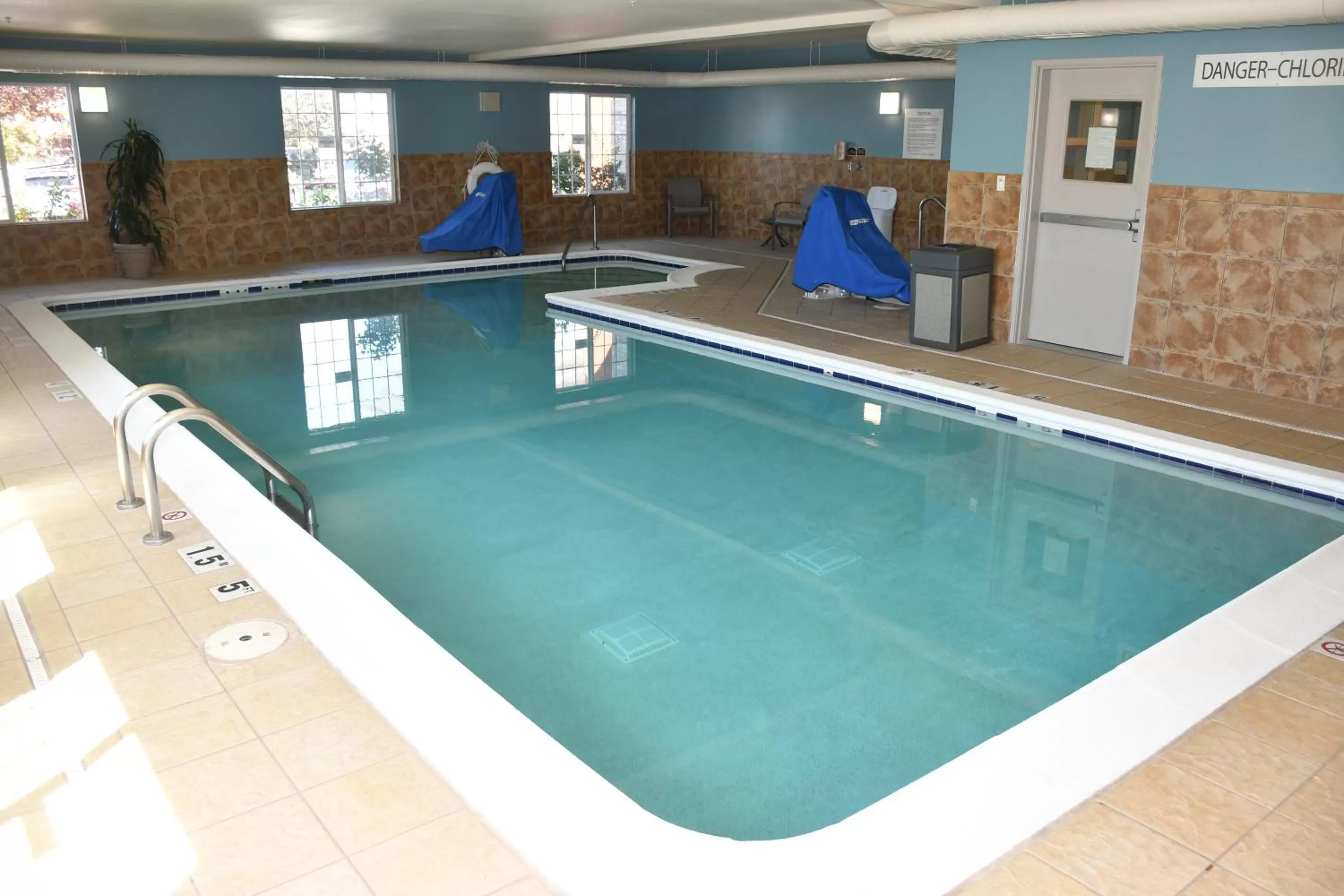 Swimming pool in Holiday Inn Express Hotel & Suites Evanston by IHG