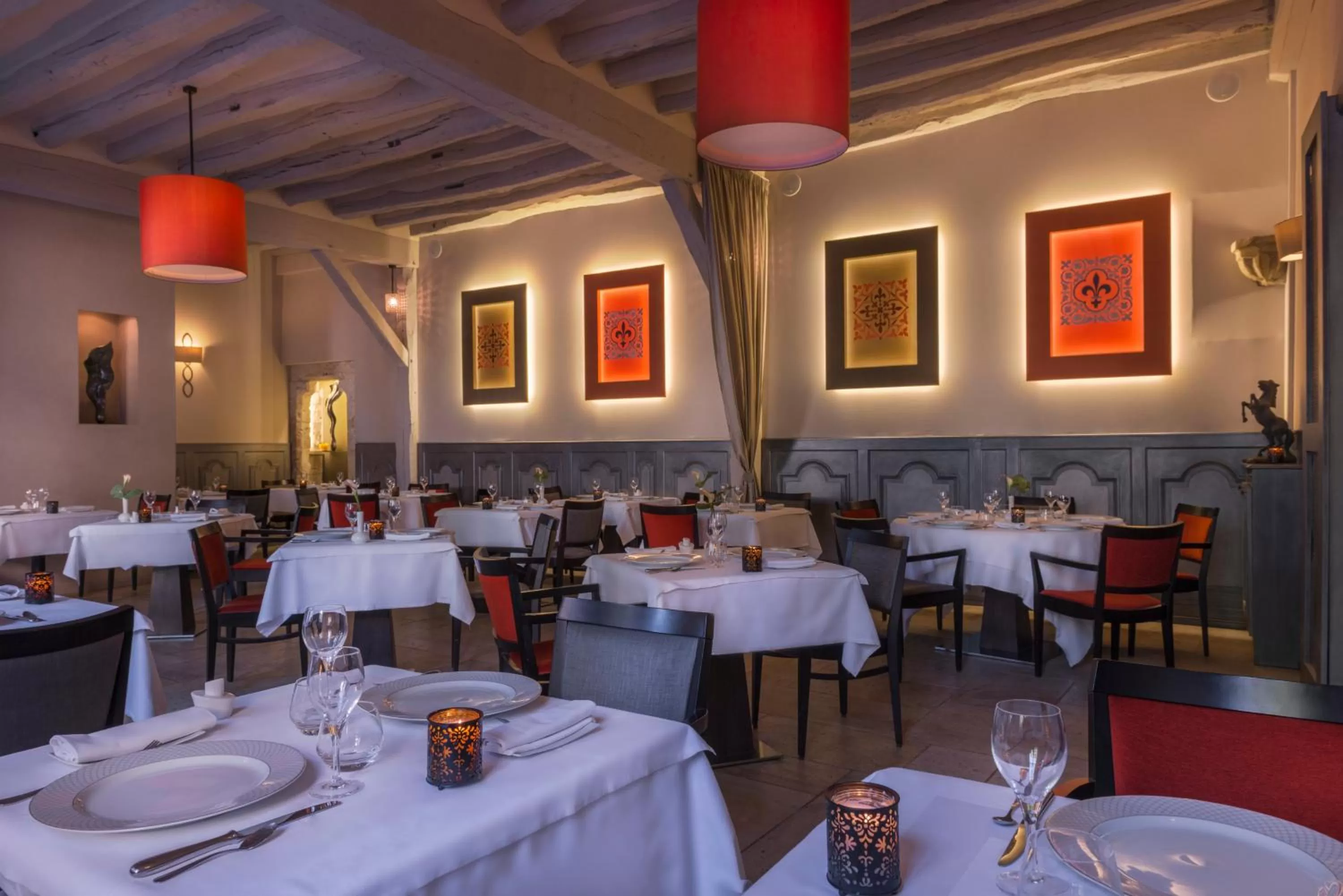 Restaurant/places to eat in Hôtel Aux Vieux Remparts, The Originals Relais