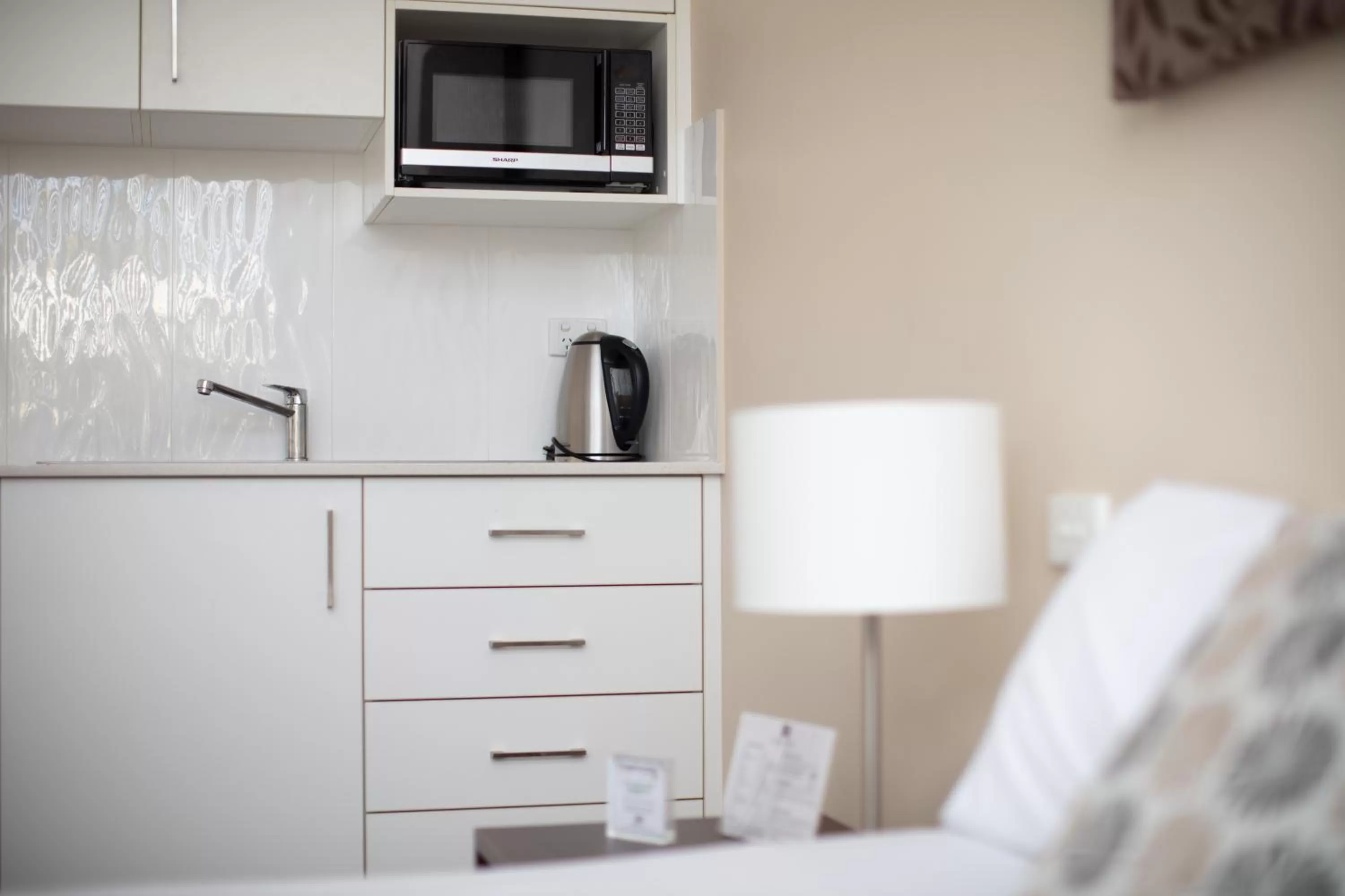 Kitchen or kitchenette, Bed in Merivale Motel