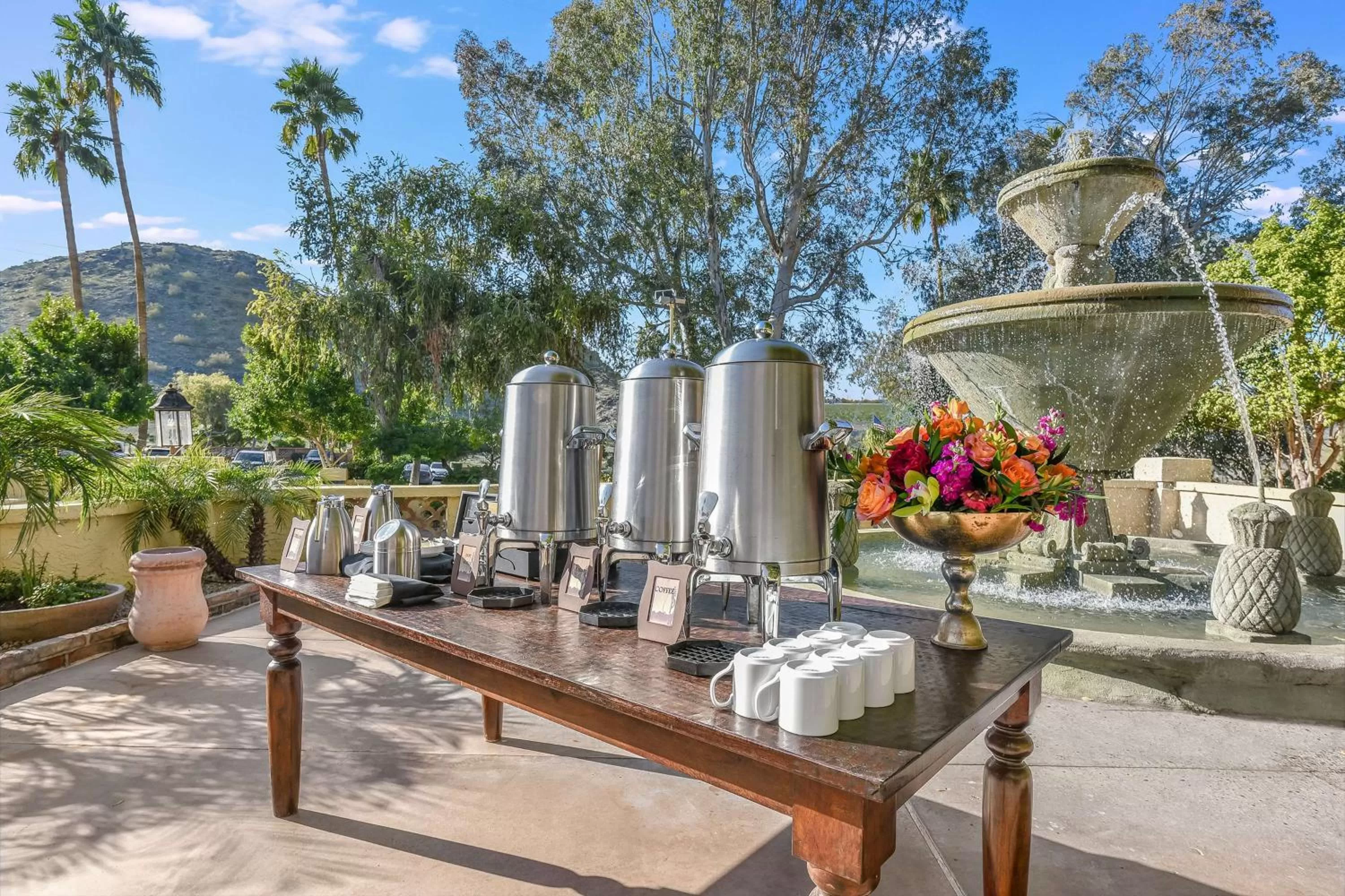 Dining area in Hilton Phoenix Tapatio Cliffs Resort