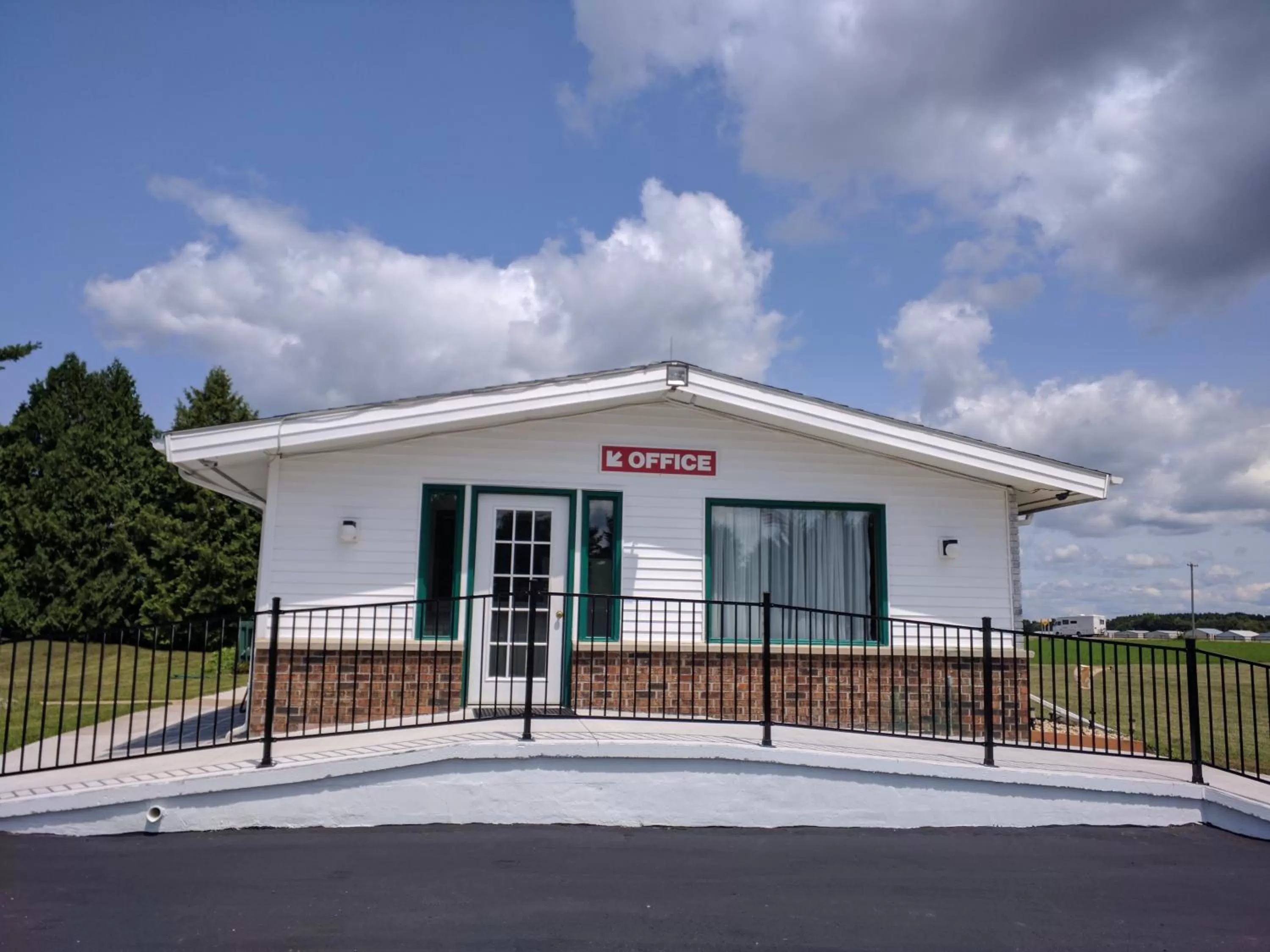 Facade/entrance, Property Building in Skyview Motel - Prairie du Sac