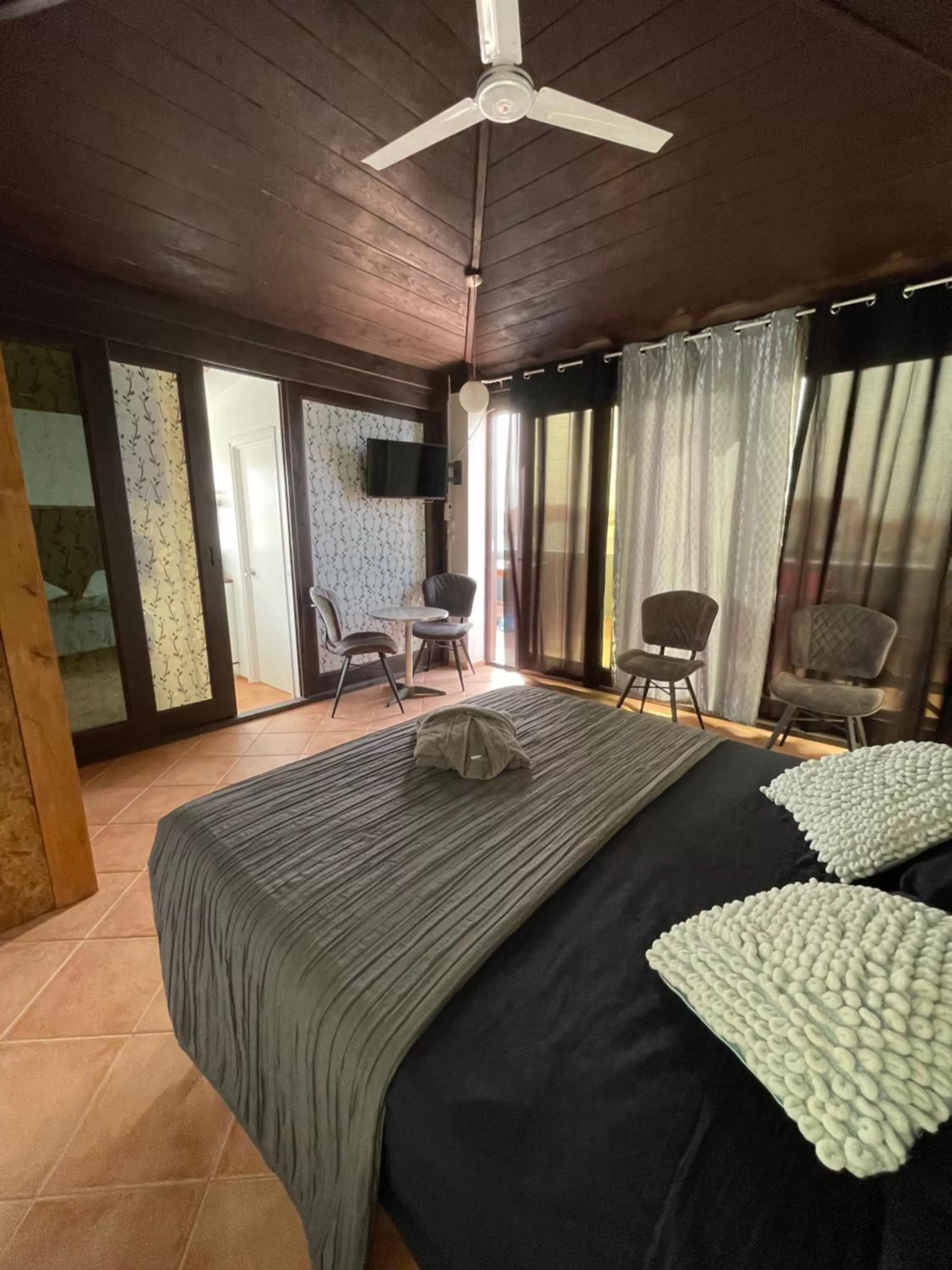 Bedroom, Bed in Blue Eagle Guesthouse - Casa de hospedes