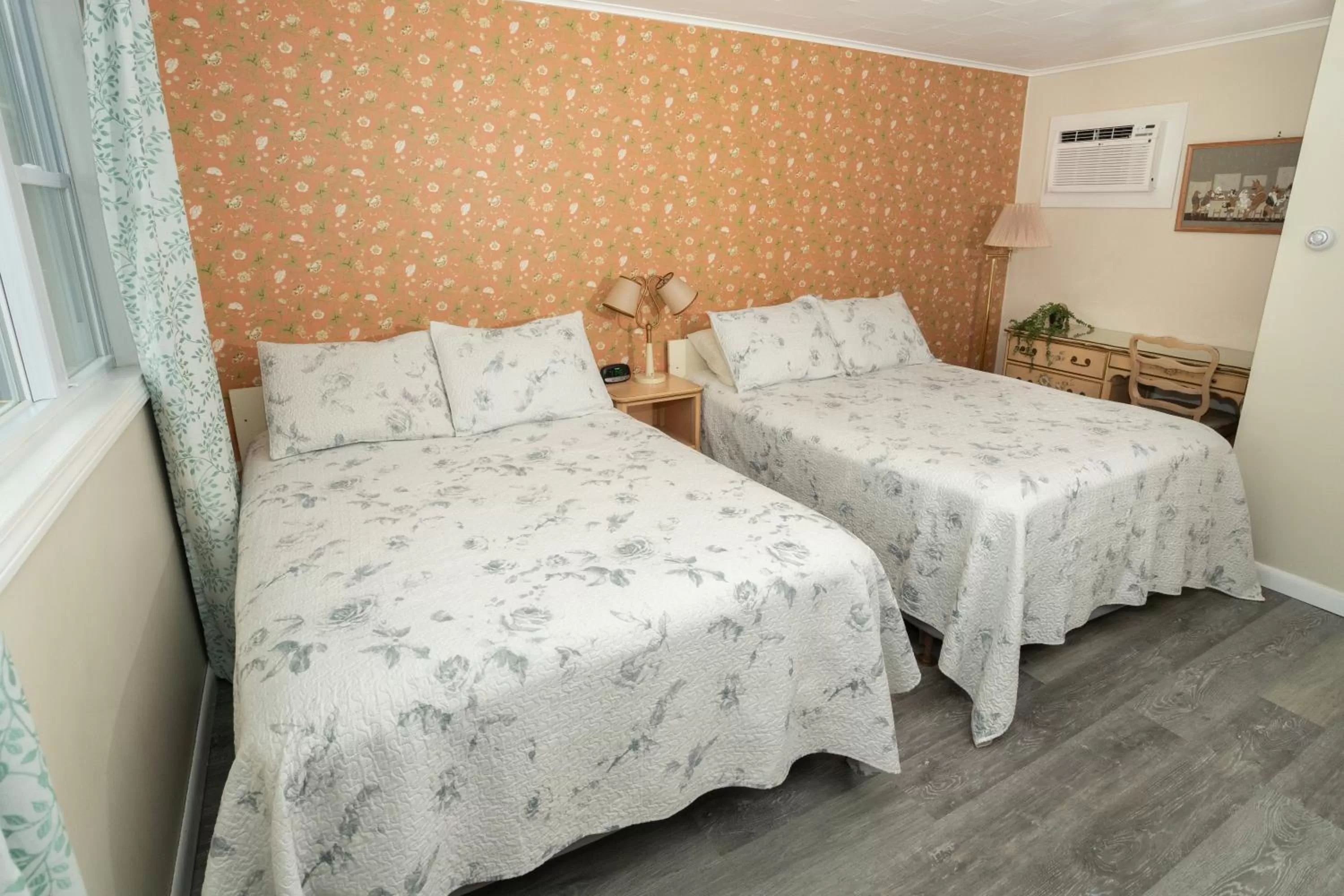 Bed in Governor's Rock Motel