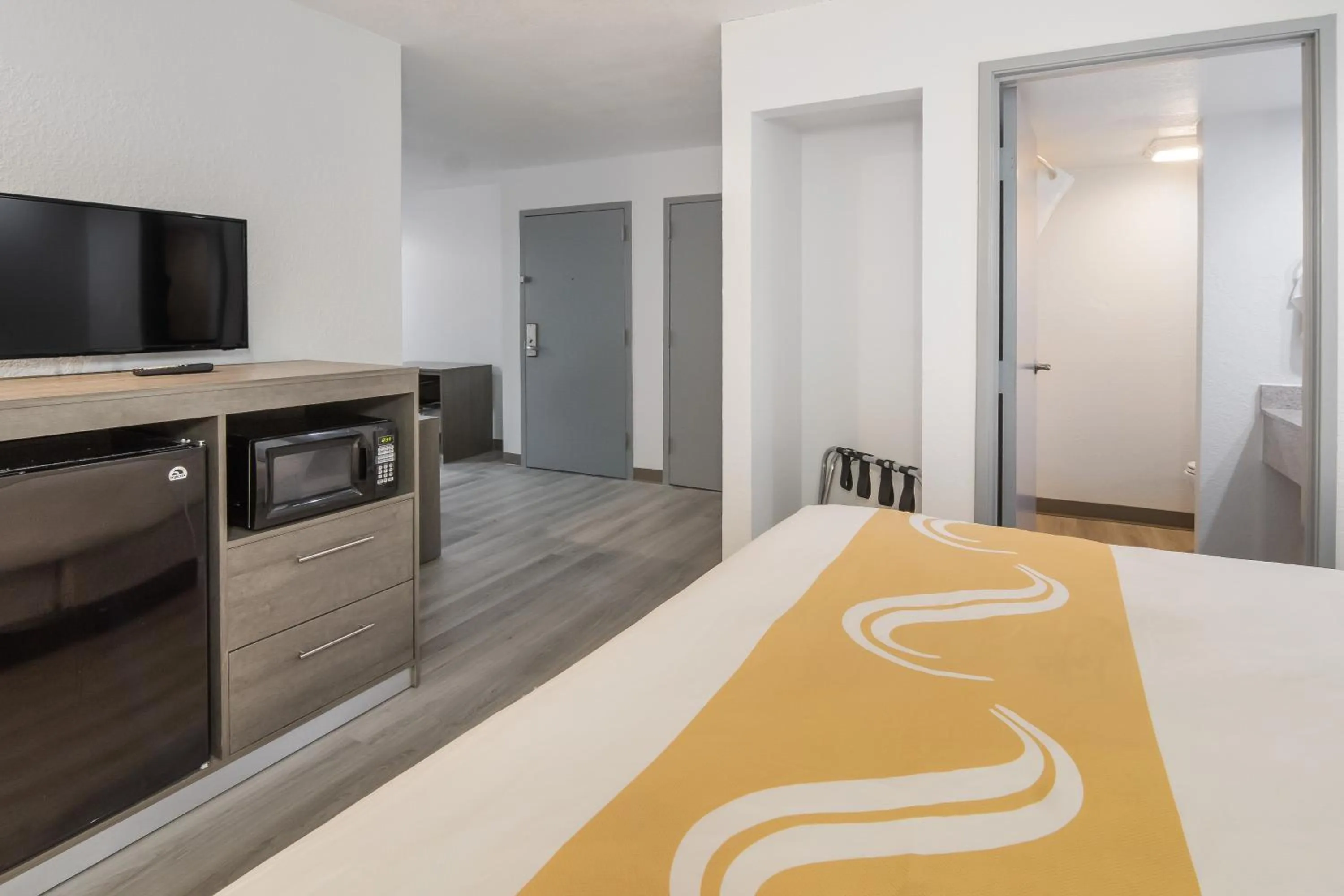 Communal lounge/ TV room, Bed in Quality Inn & Suites Richardson-Dallas