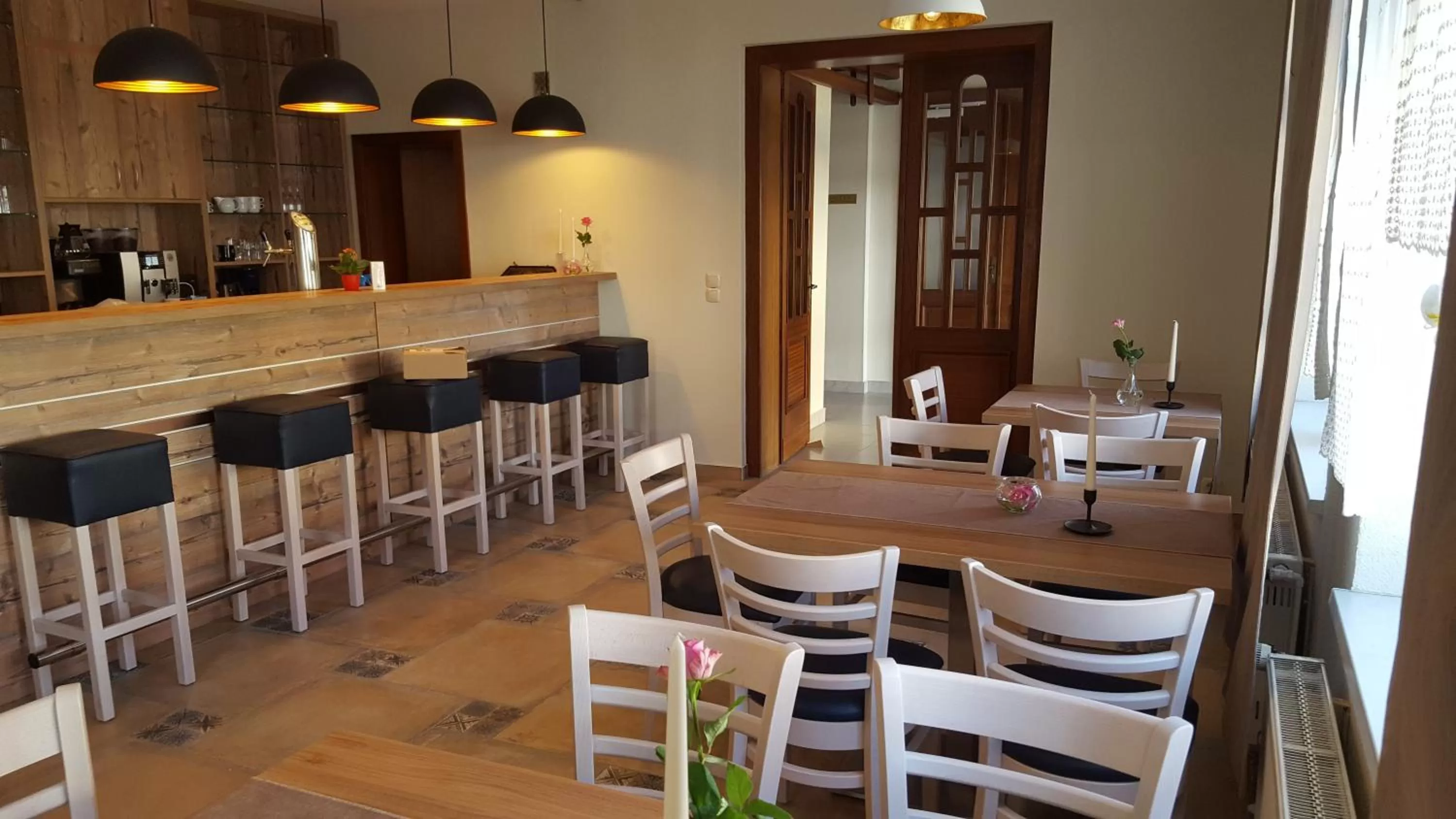 Restaurant/places to eat in Novel Hotel