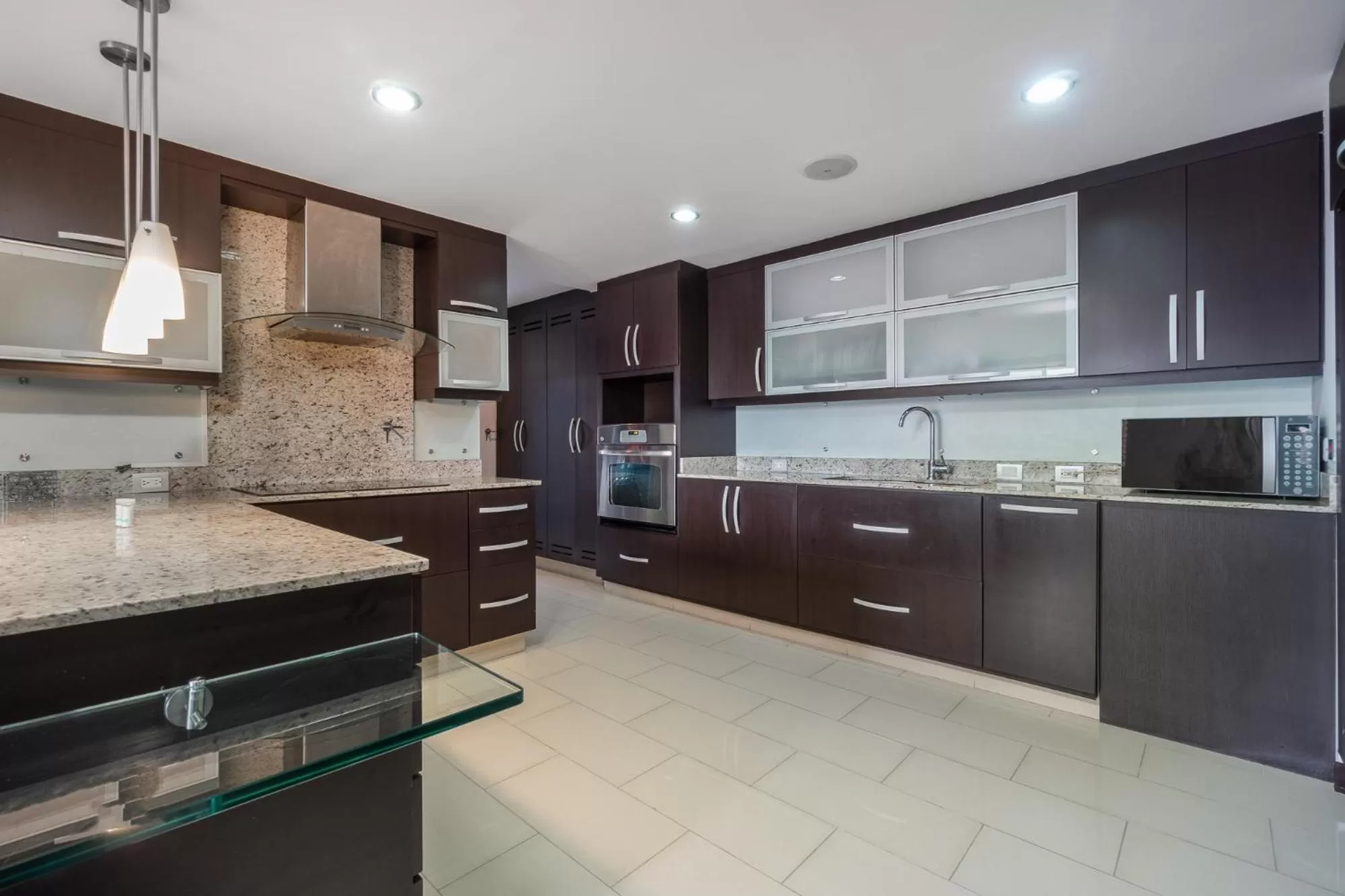 Kitchen or kitchenette in Apartamentos Poblado Alejandría by HOUSY HOST