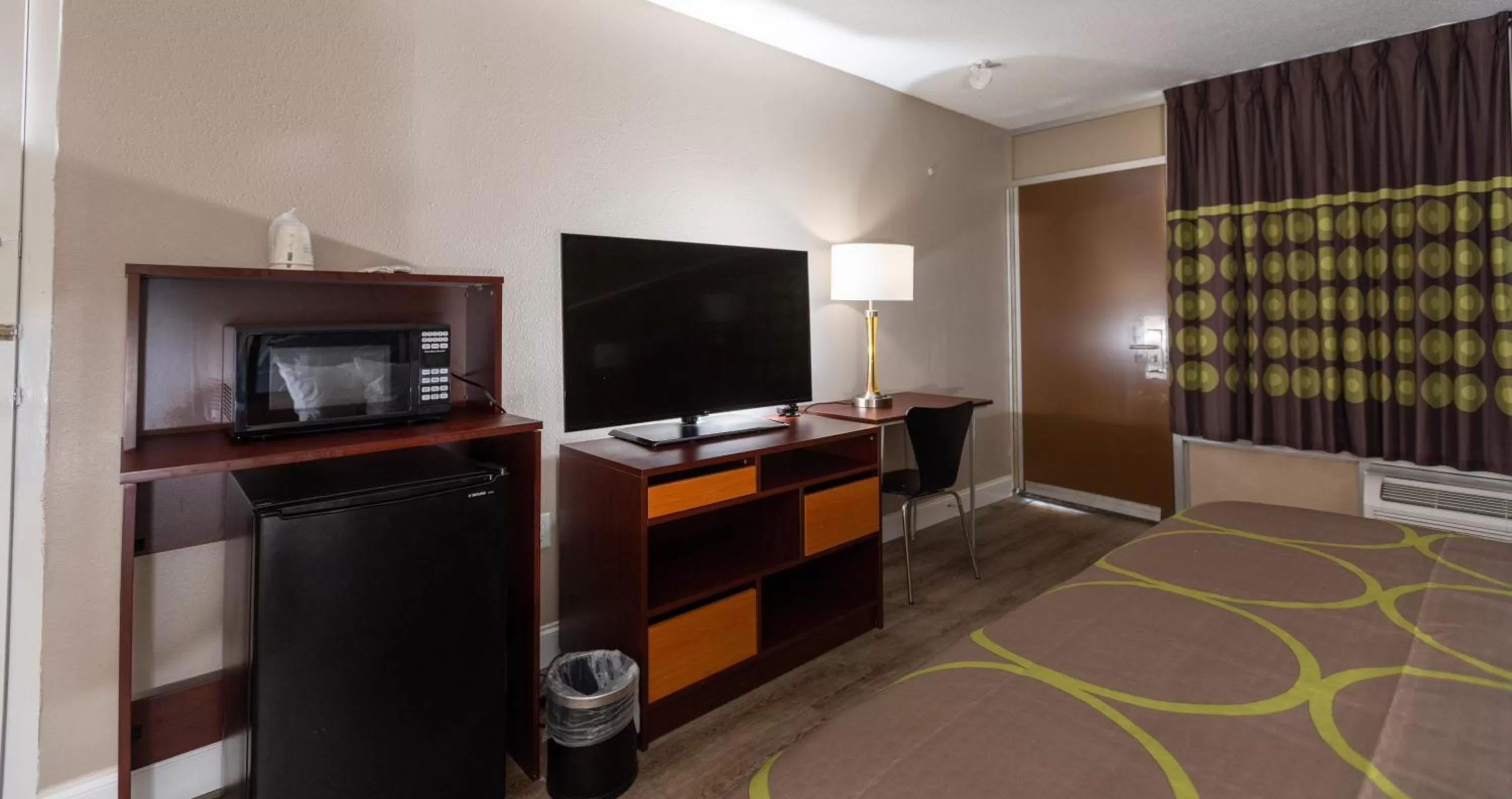 TV and multimedia, Bed in Super 8 by Wyndham Goldsboro