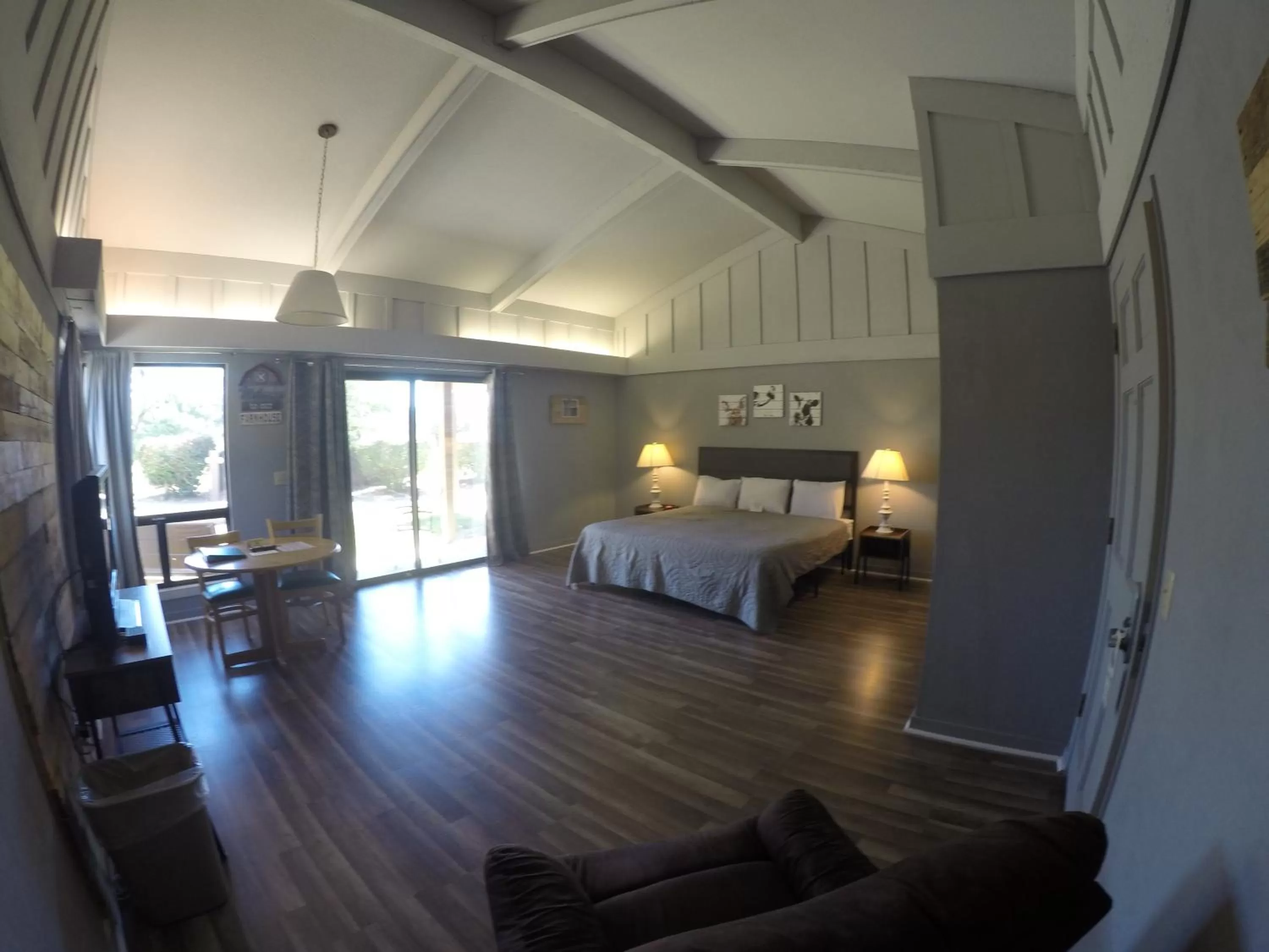 Photo of the whole room, Bed in Ridgemark Golf Club and Resort