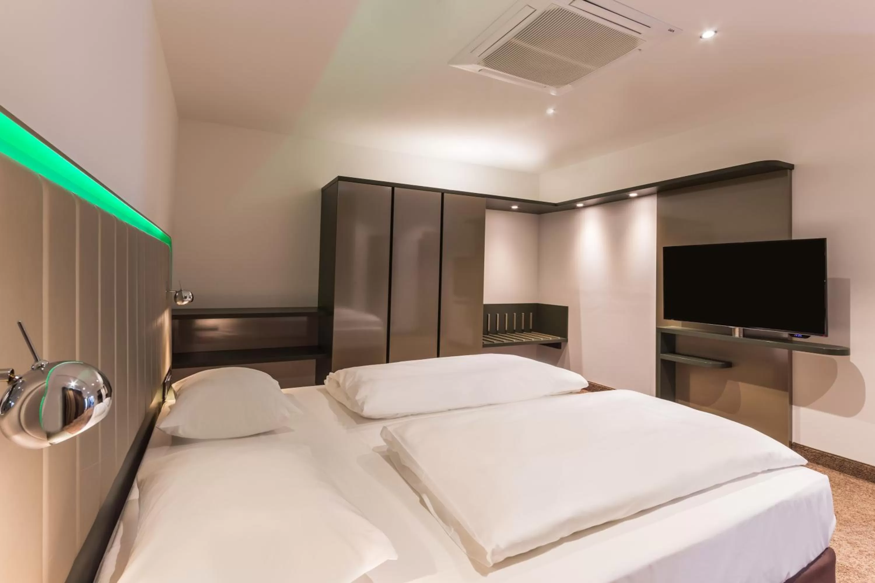 King Suite with Balcony in Park Inn by Radisson Neumarkt