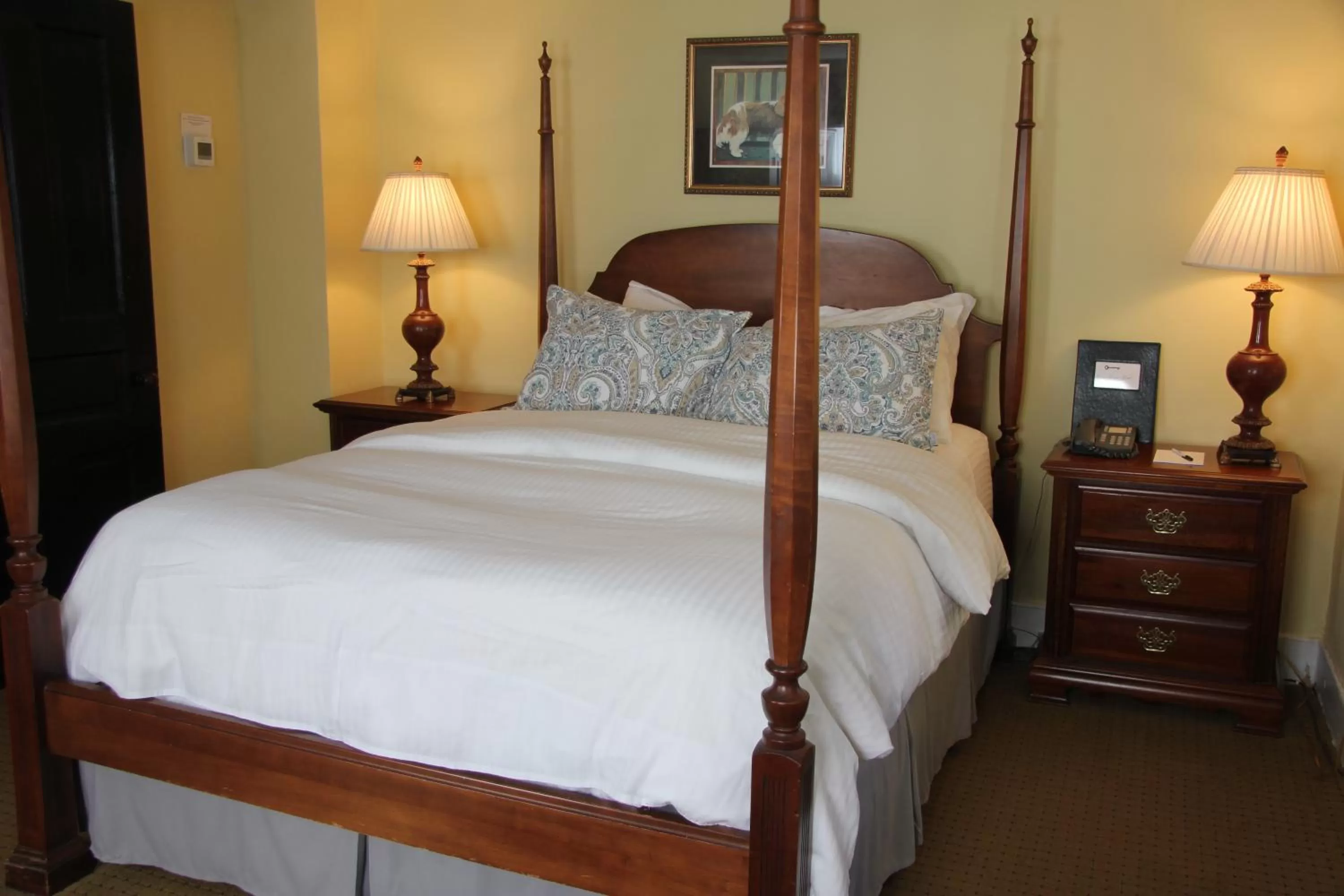 Bathroom, Bed in Morris House Hotel