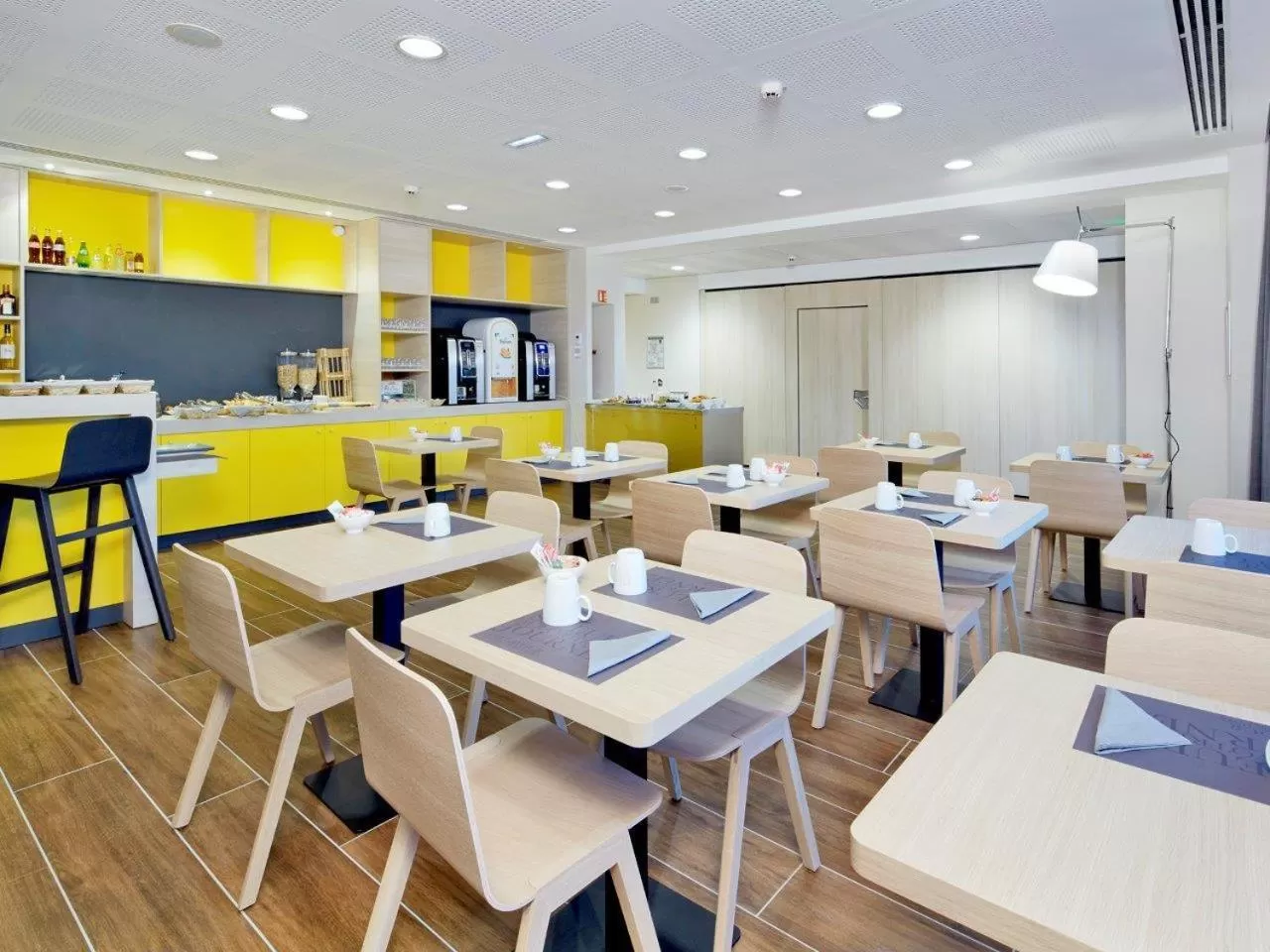 Dining area in Kyriad Prestige Pau – Palais des Sports