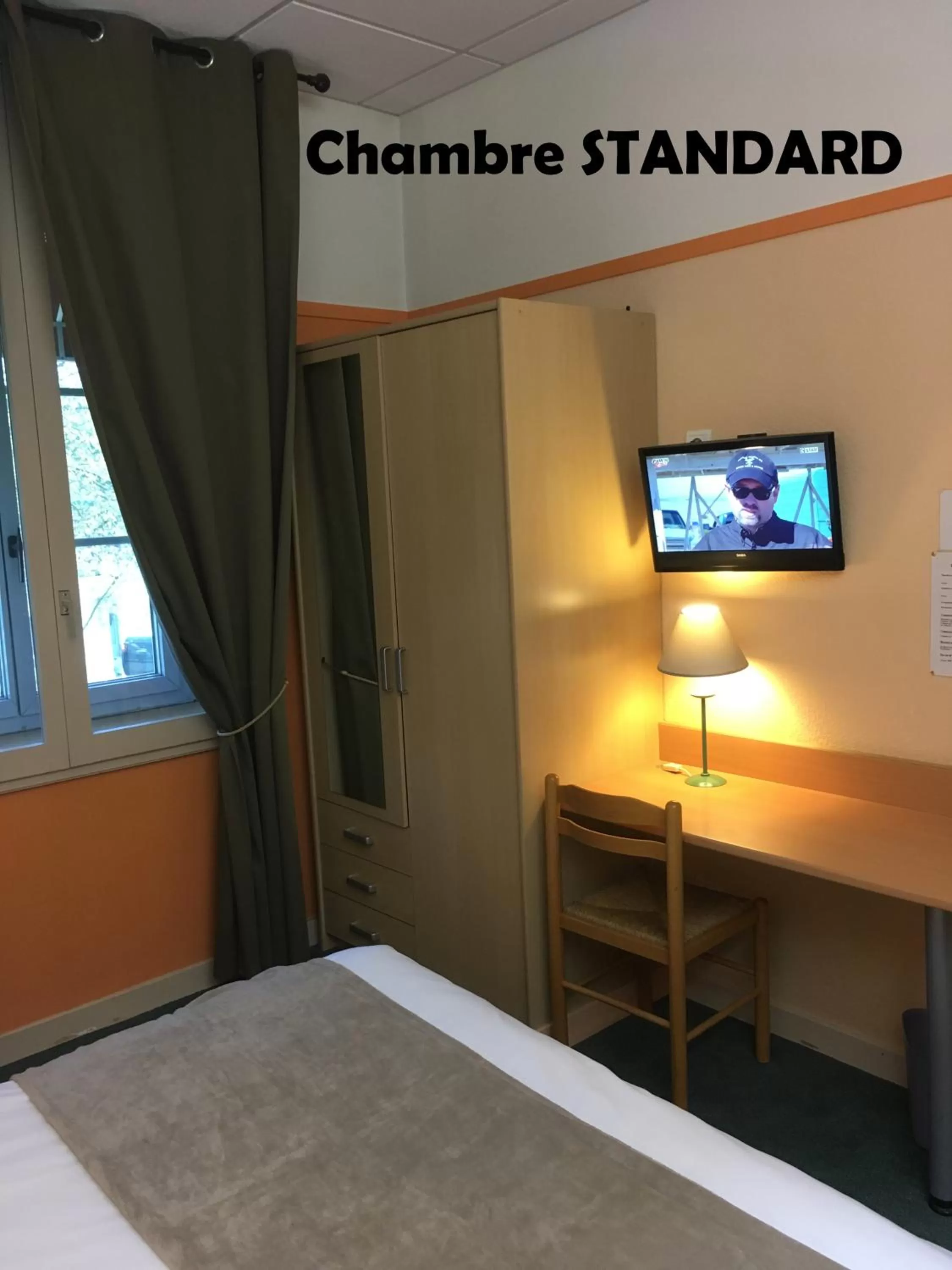 TV and multimedia in Hôtel Terminus - Pizzeria Pizz'a gogo - salle de sport - face à la gare