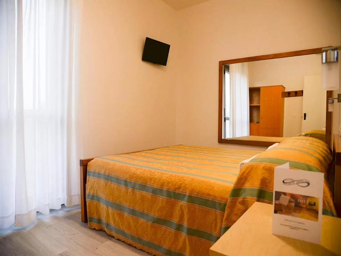 Photo of the whole room, Bed in Infinity