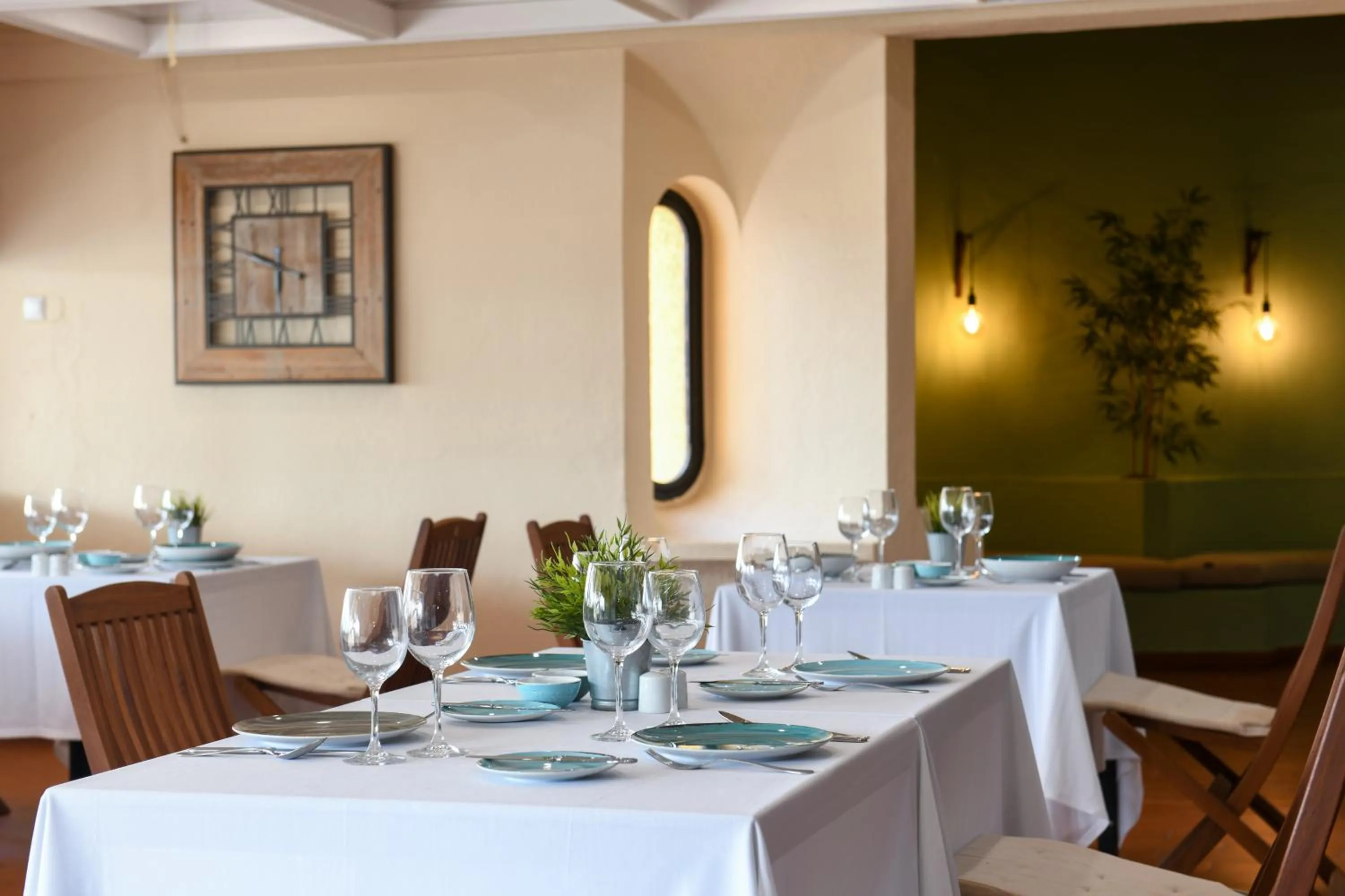 Restaurant/places to eat in Pedras Da Rainha