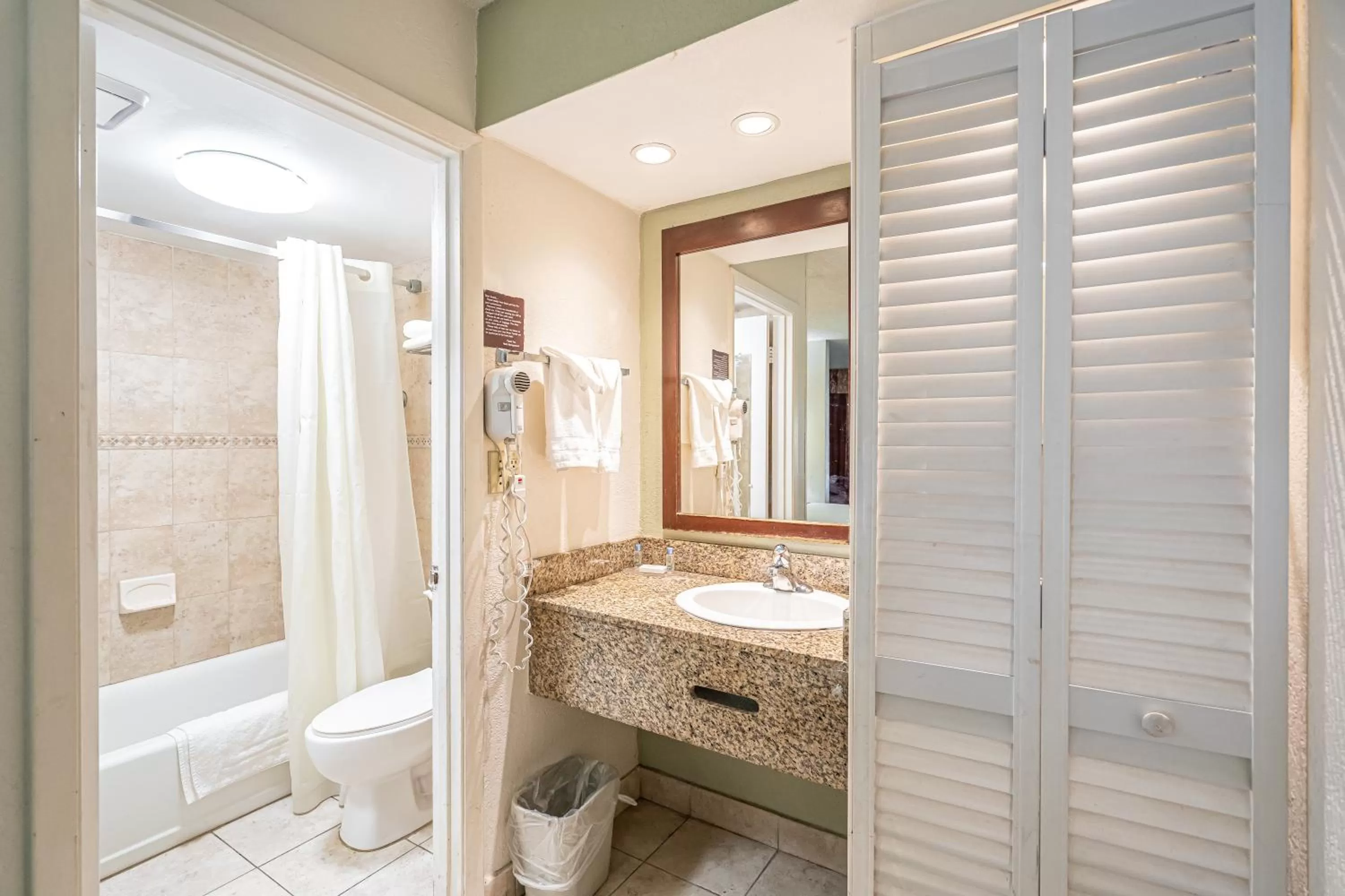 Toilet in Hotolos Hollywood