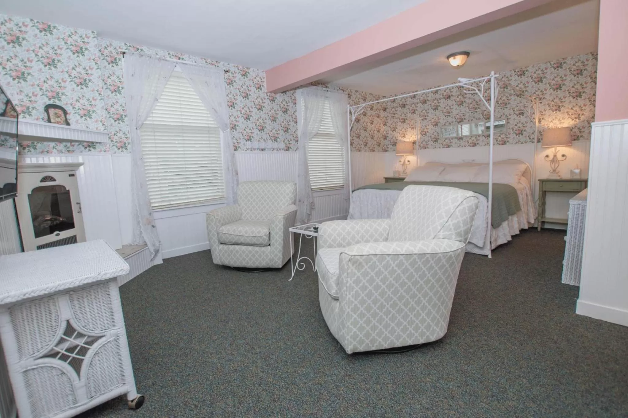 Bed in Terrace Inn and 1911 Restaurant