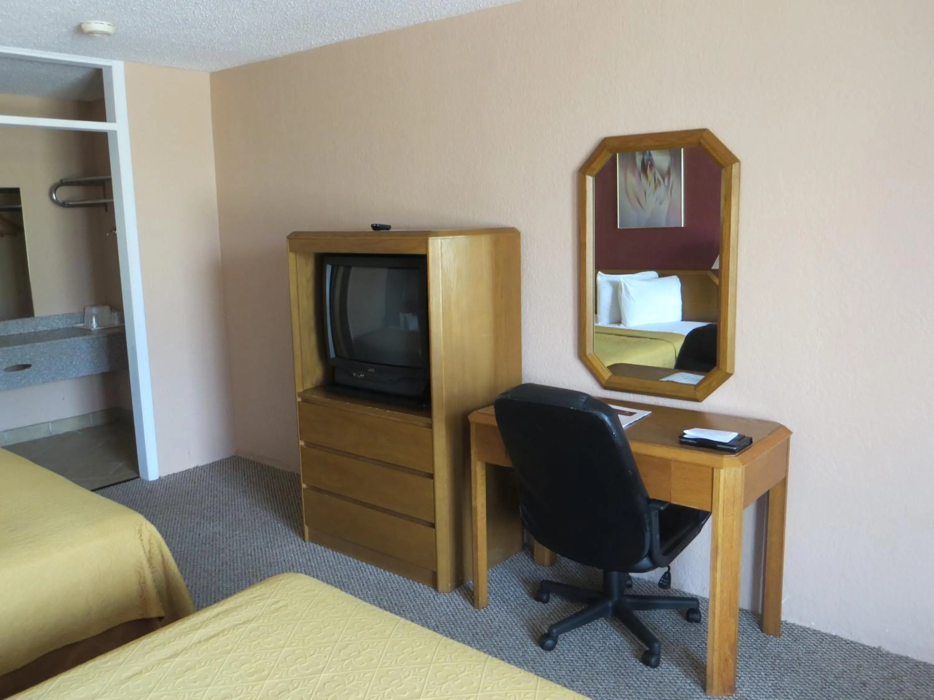 TV and multimedia, Bed in Americourt Extended Stays