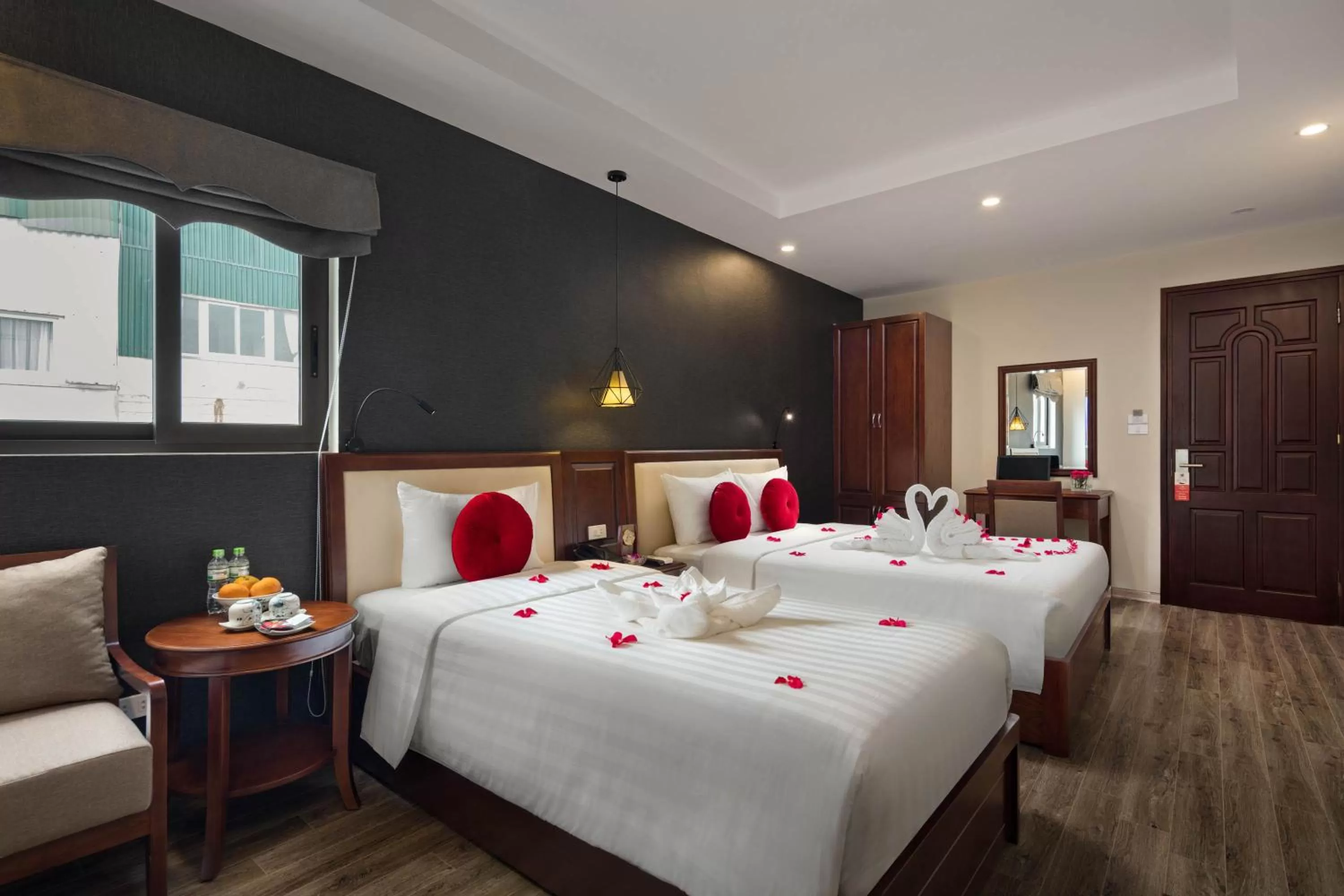 Bedroom, Bed in Holiday Emerald Hotel