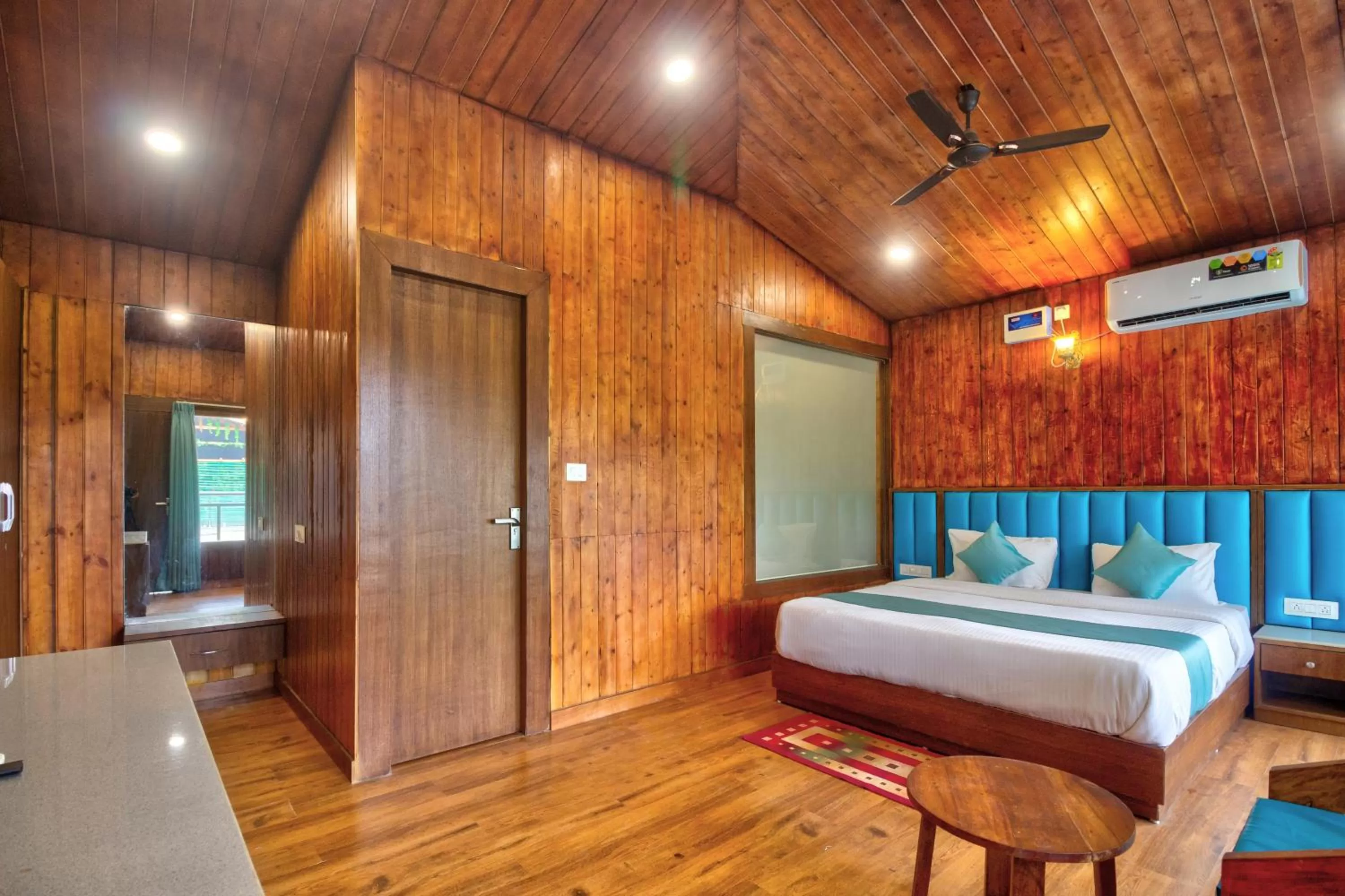 Photo of the whole room, Bed in Oceano Beach Resort