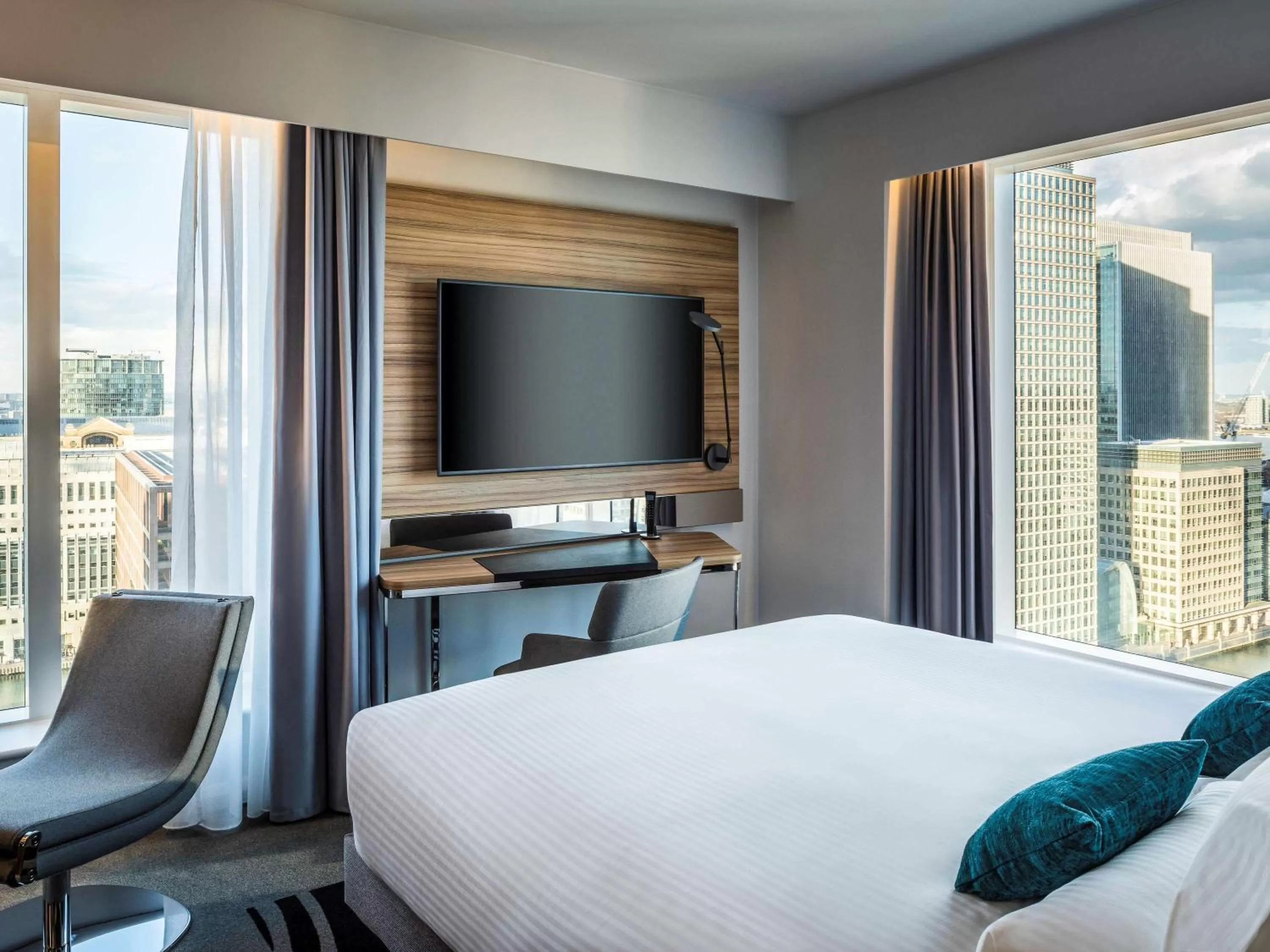 Photo of the whole room, Bed in Novotel London Canary Wharf