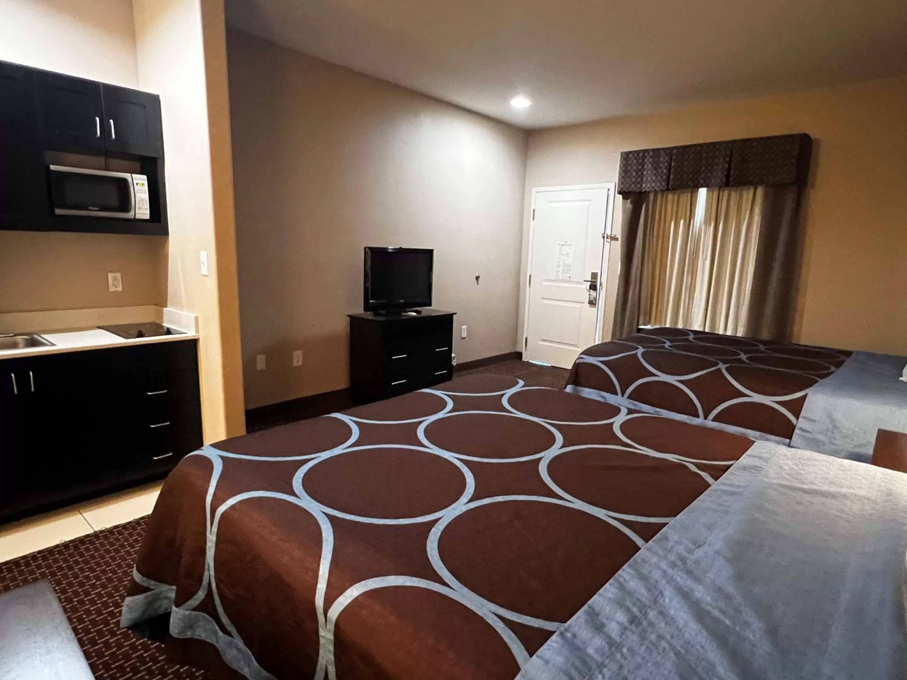 Photo of the whole room, Bed in Super 8 by Wyndham Center