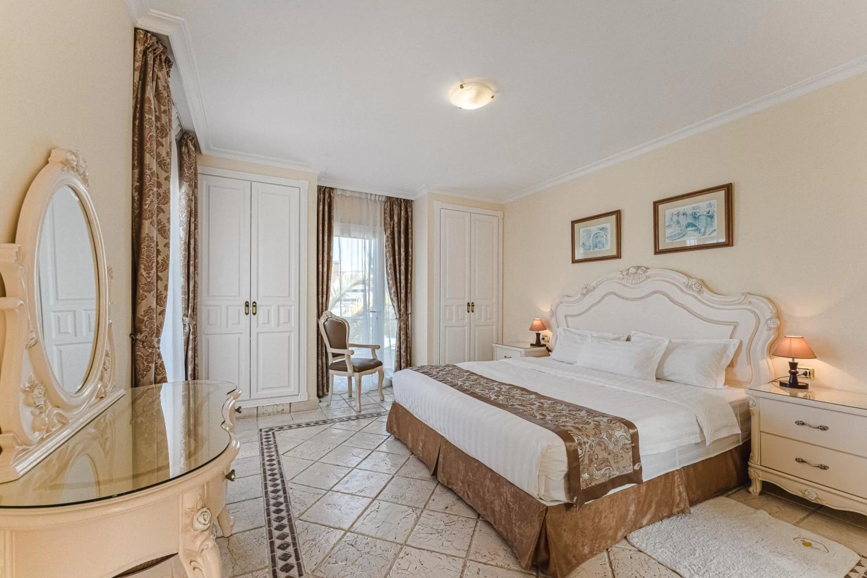 Photo of the whole room, Bed in Flamingo Suites Boutique Hotel