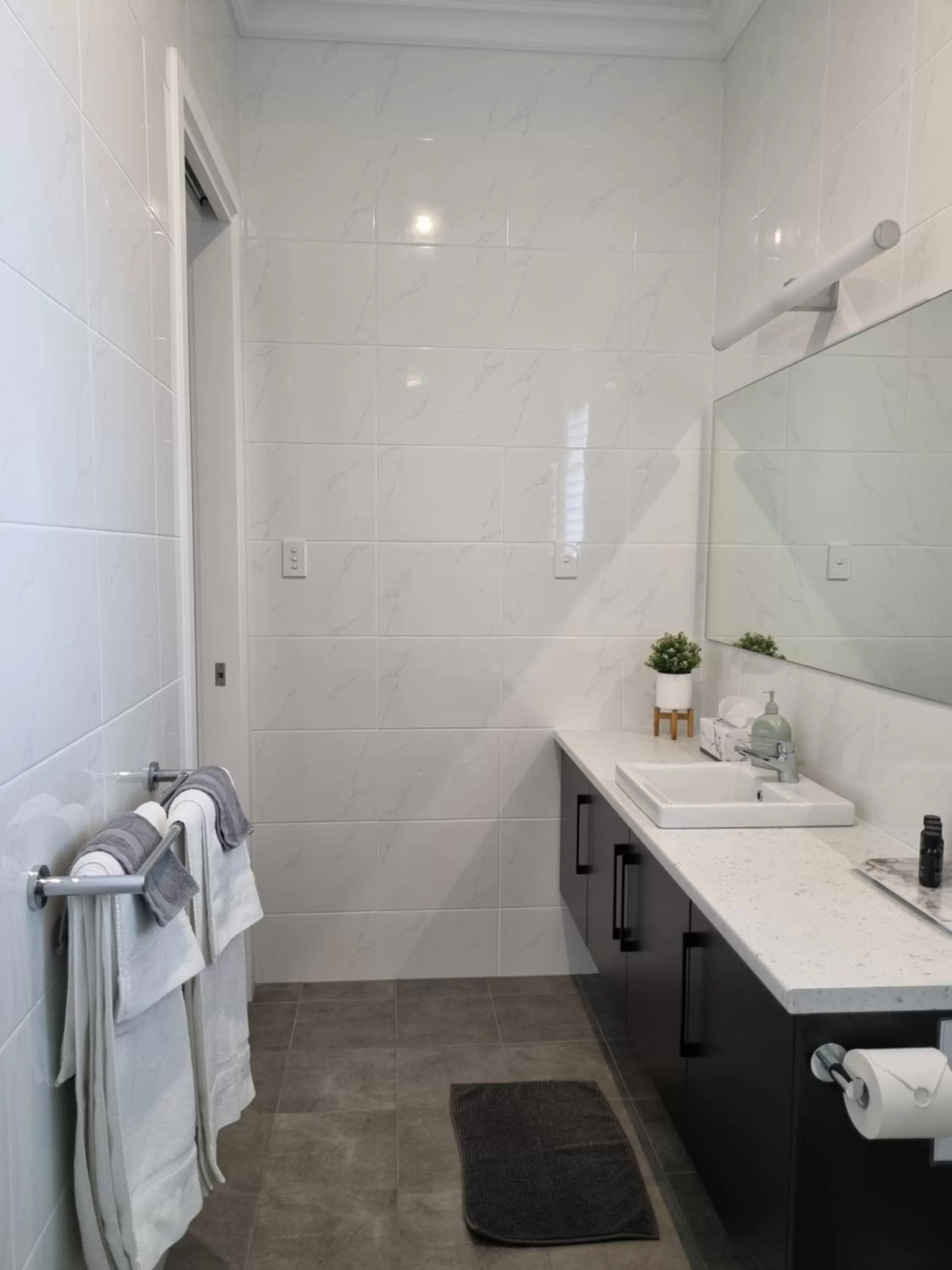 Shower in Hampton on Washington - FREE Wifi and Netflix
