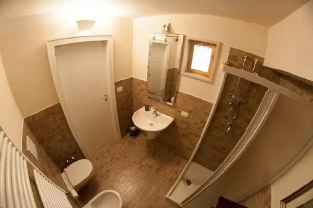Bathroom, Dining Area in B&B Liberty