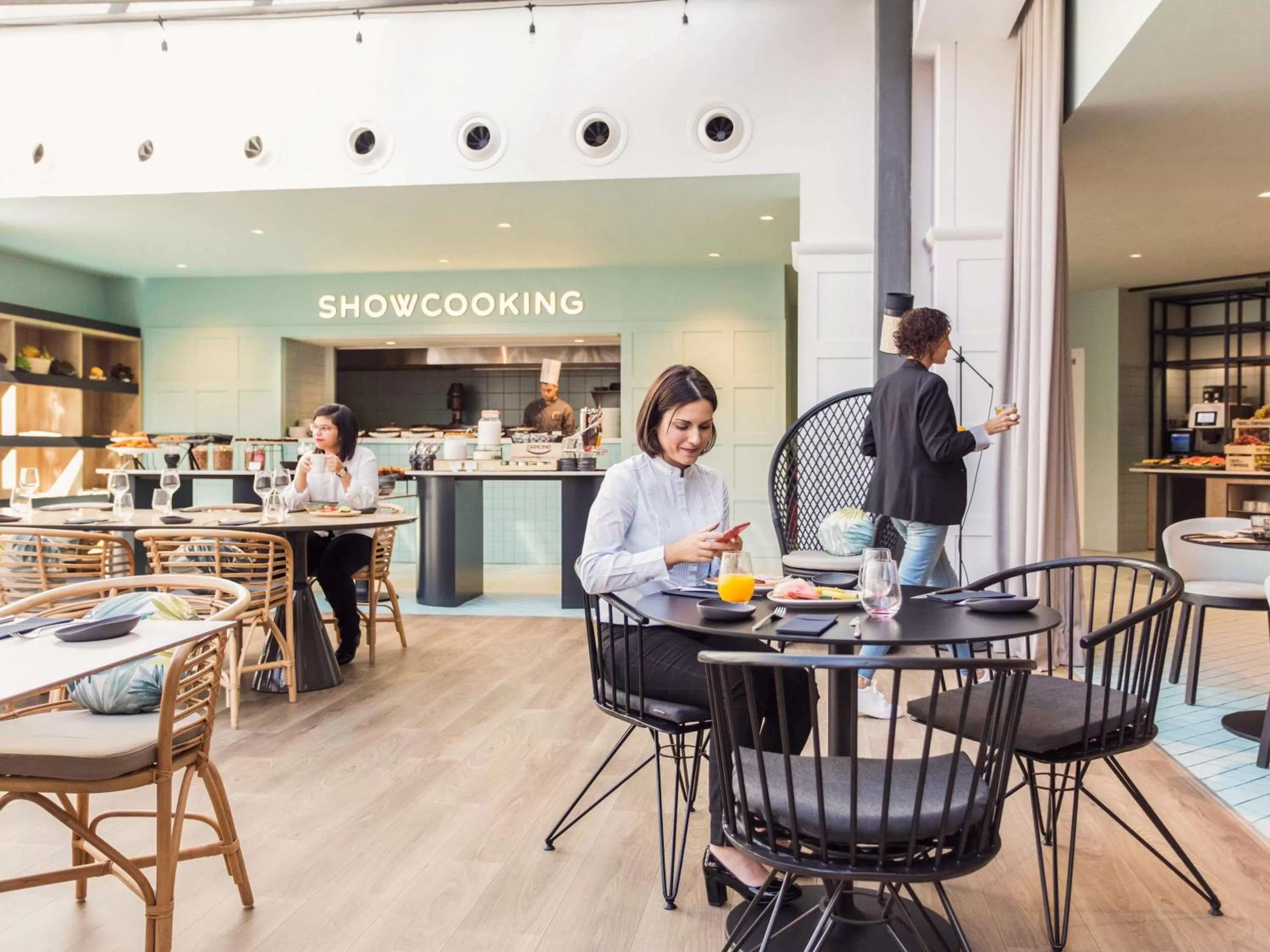 Restaurant/places to eat in Novotel Campo De Las Naciones