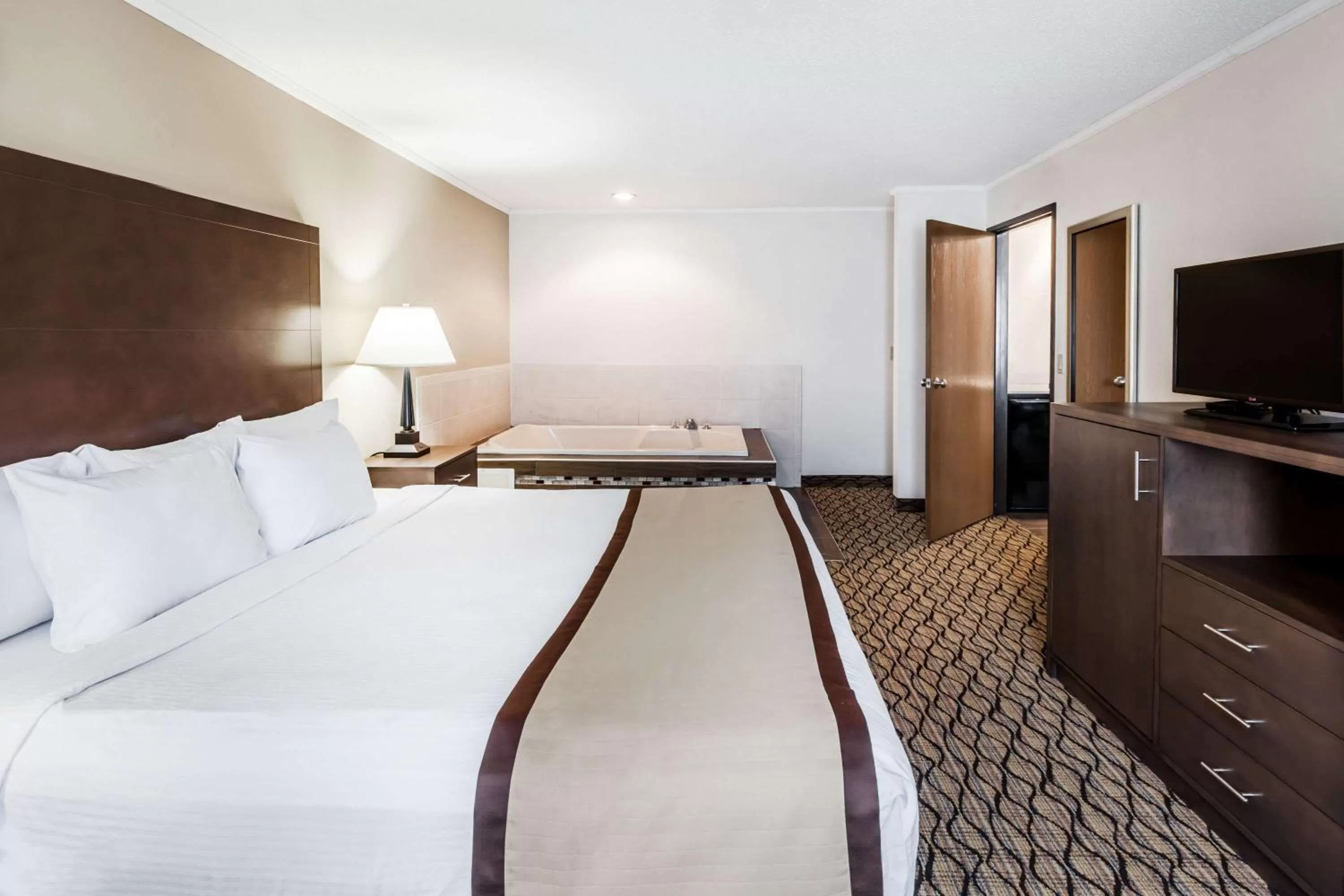 Photo of the whole room, Bed in Baymont by Wyndham Auburn