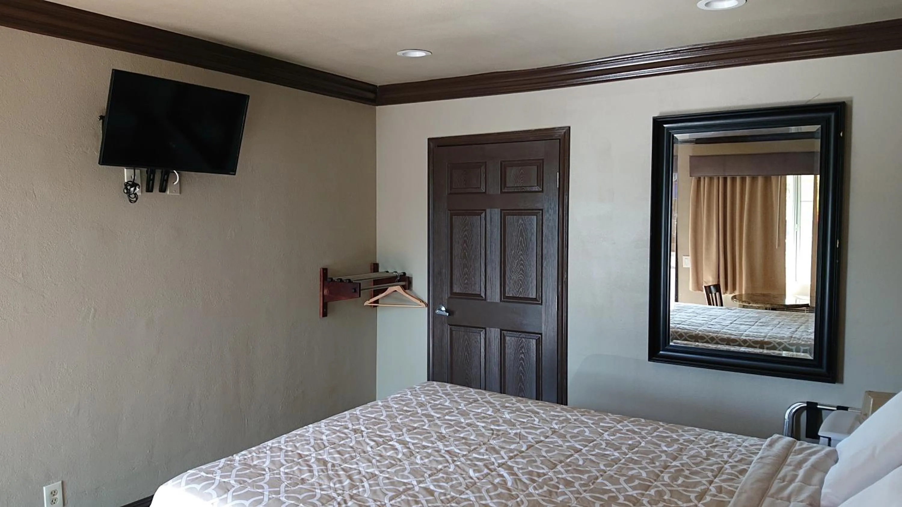 Bed in Santa Ana Travel Inn