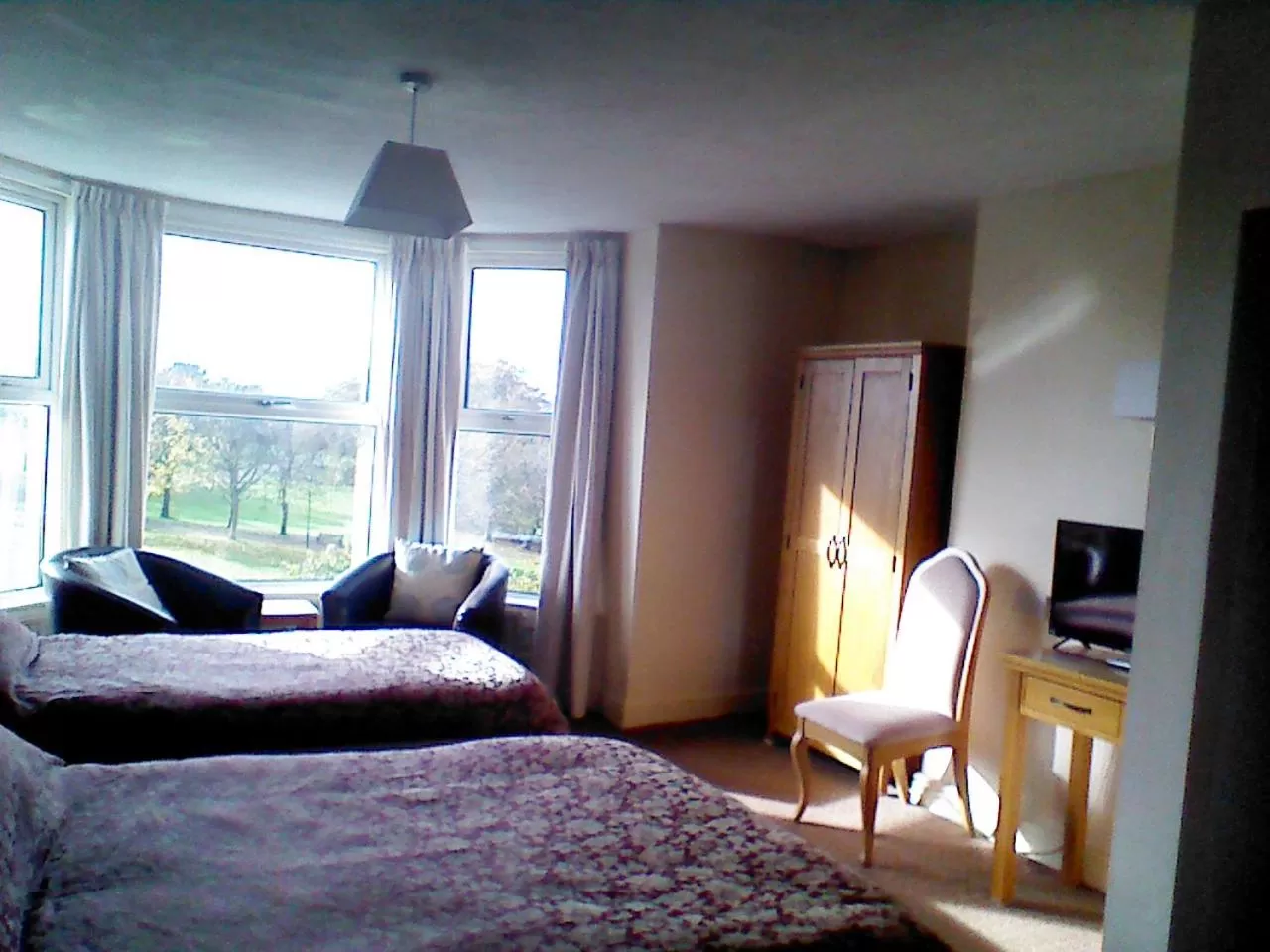 Photo of the whole room, Bed in Mountbatten Hotel