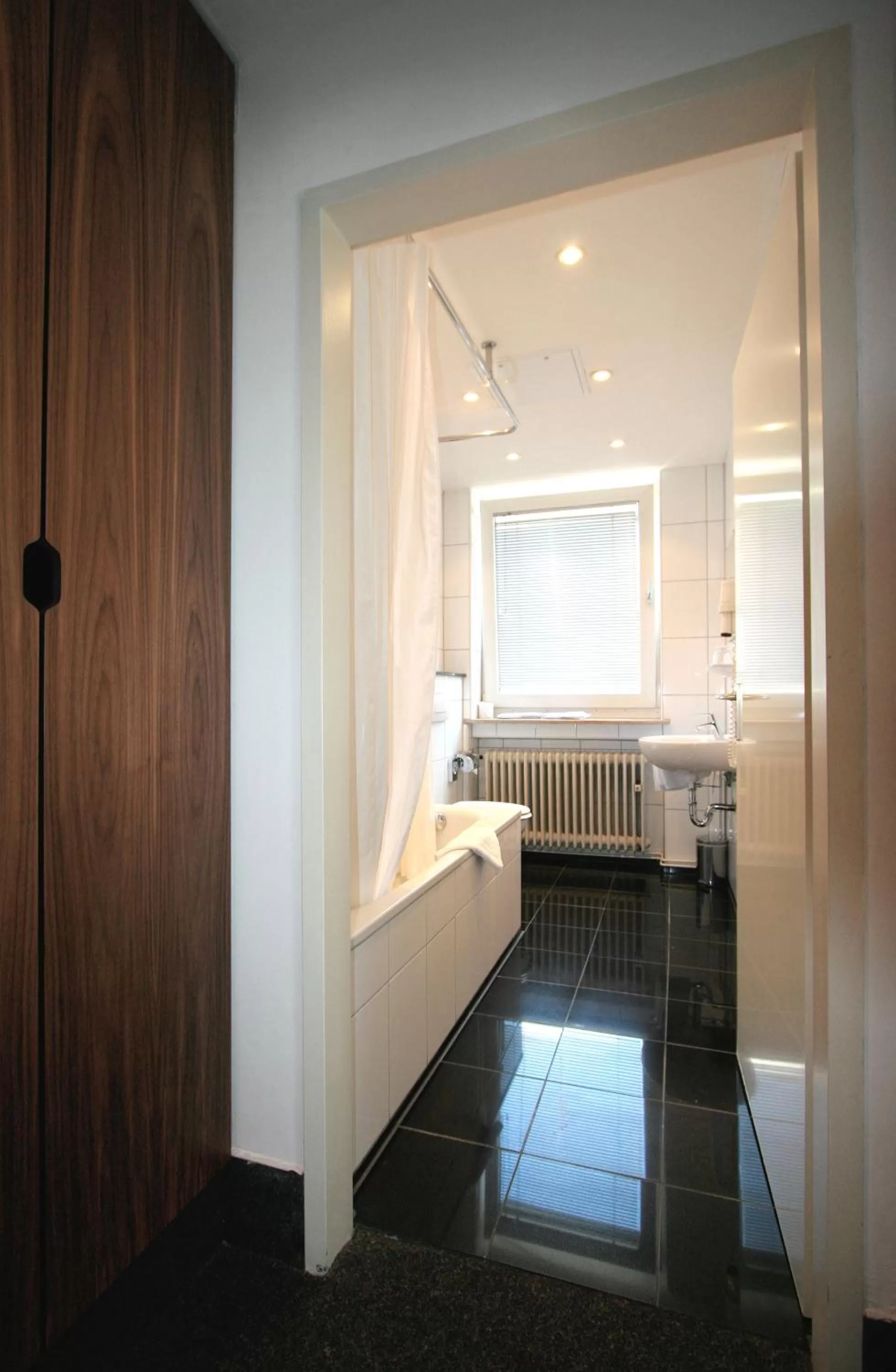 Bathroom, Bed in Chelsea Hotel