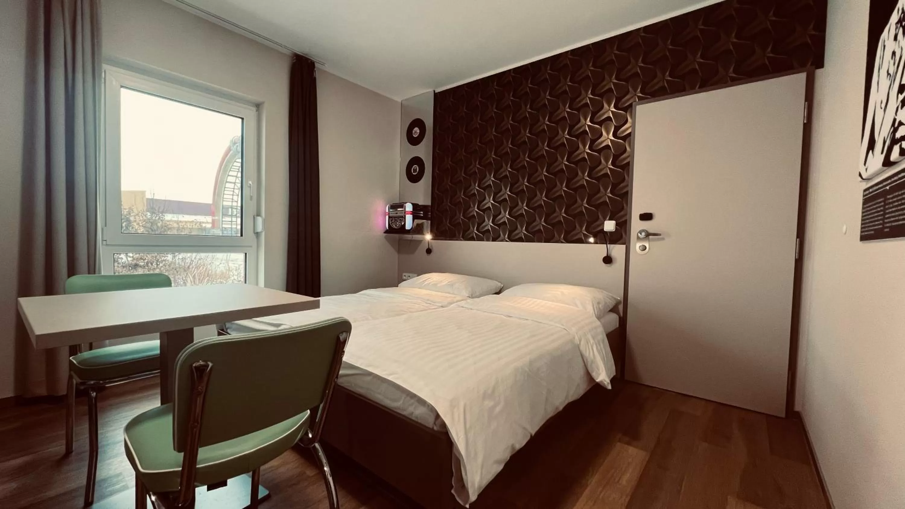 Bed in Jukebox Hotel