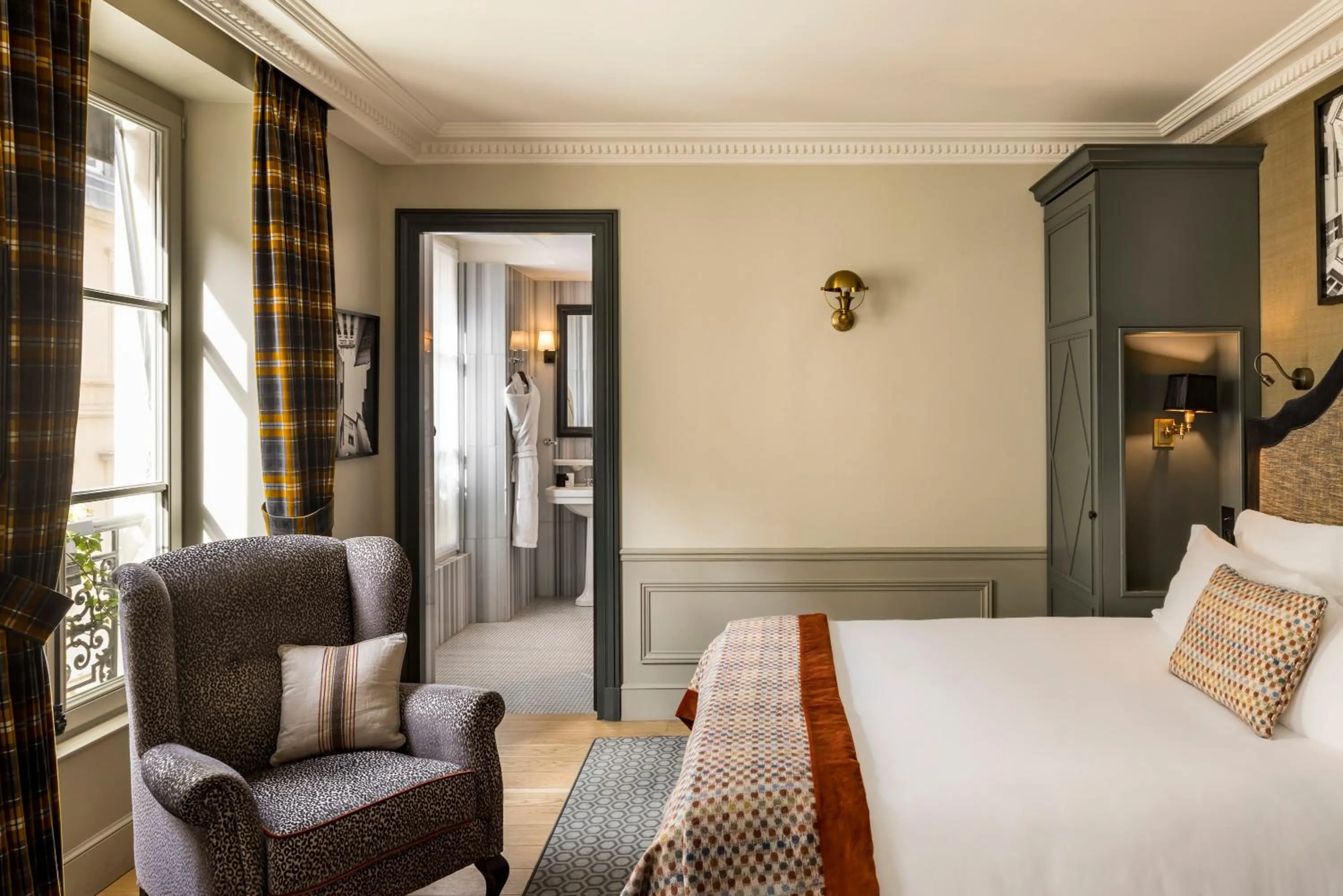 Bedroom, Bed in Pavillon Faubourg Saint-Germain & Spa