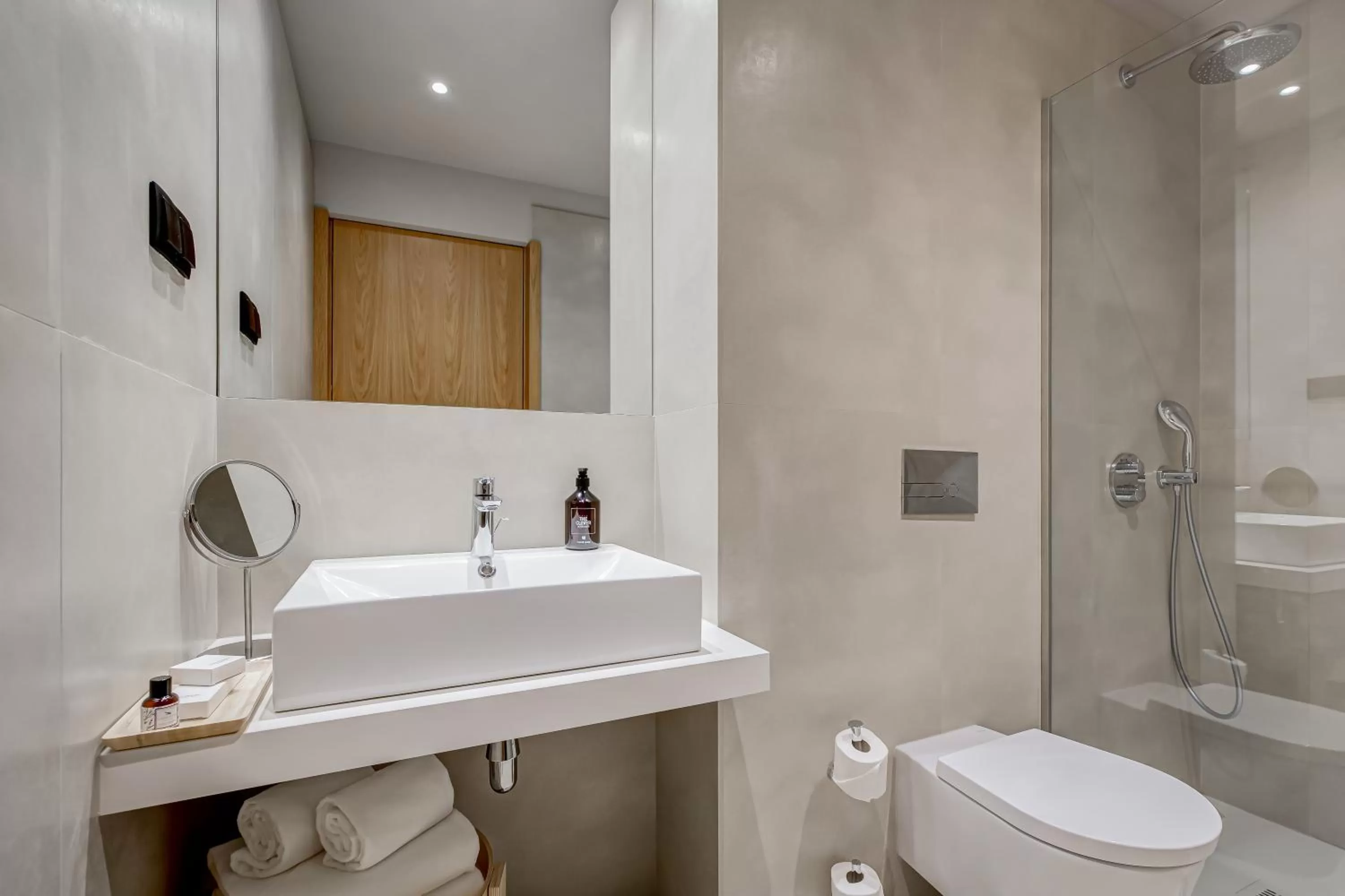 Shower in Acta The Clover