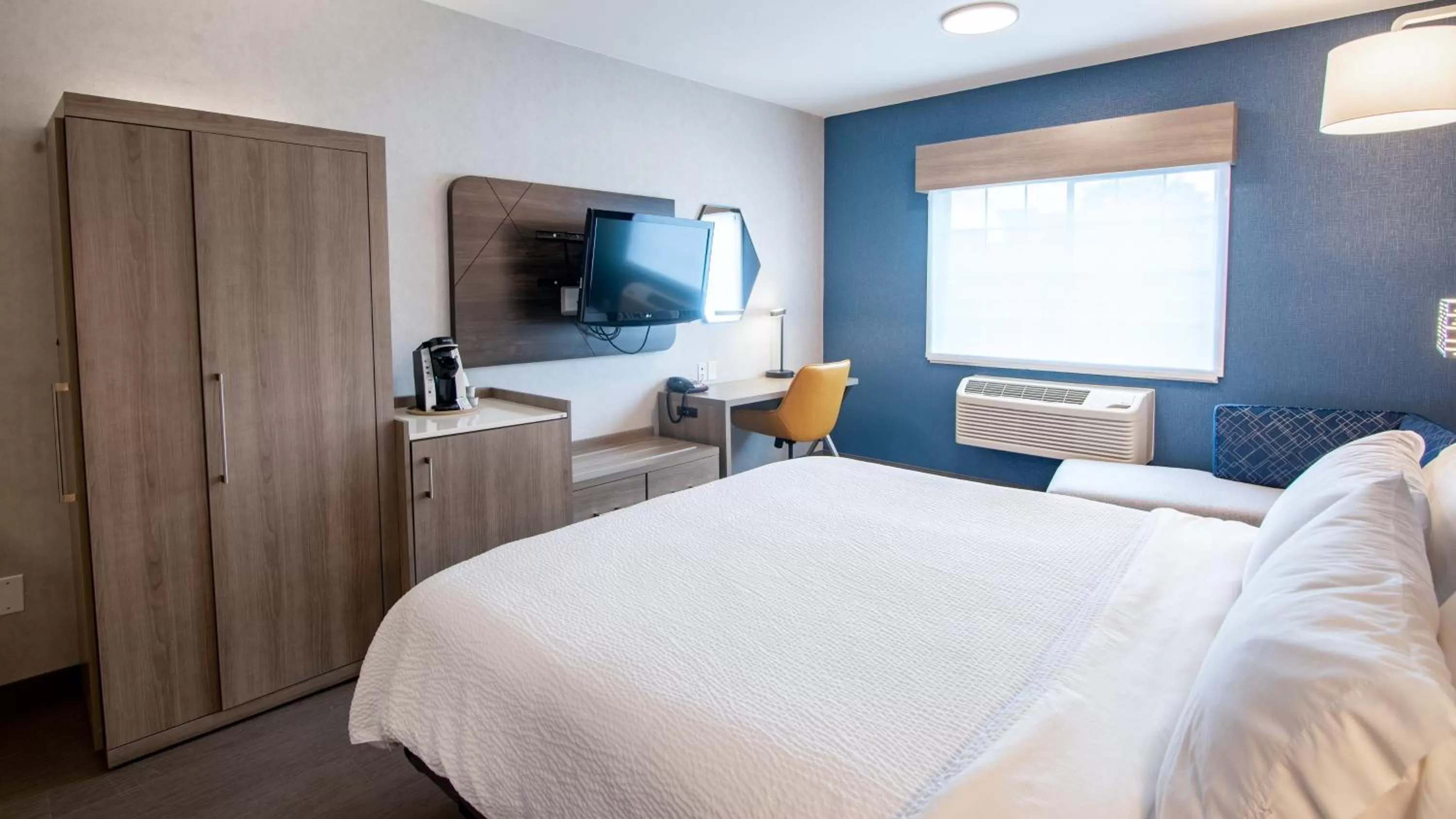 Photo of the whole room, Bed in Holiday Inn Express Oakdale by IHG