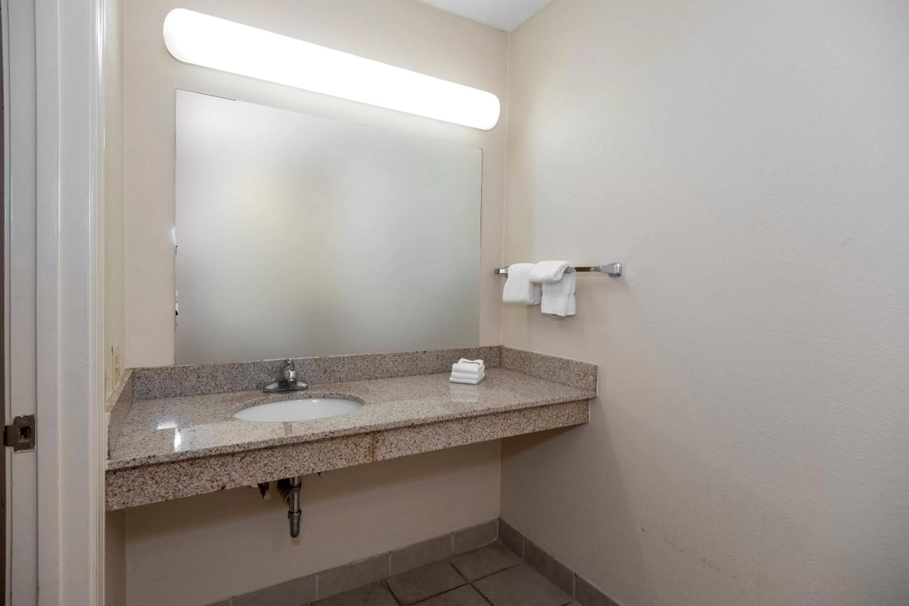 Bathroom in Red Roof Inn & Suites Wytheville