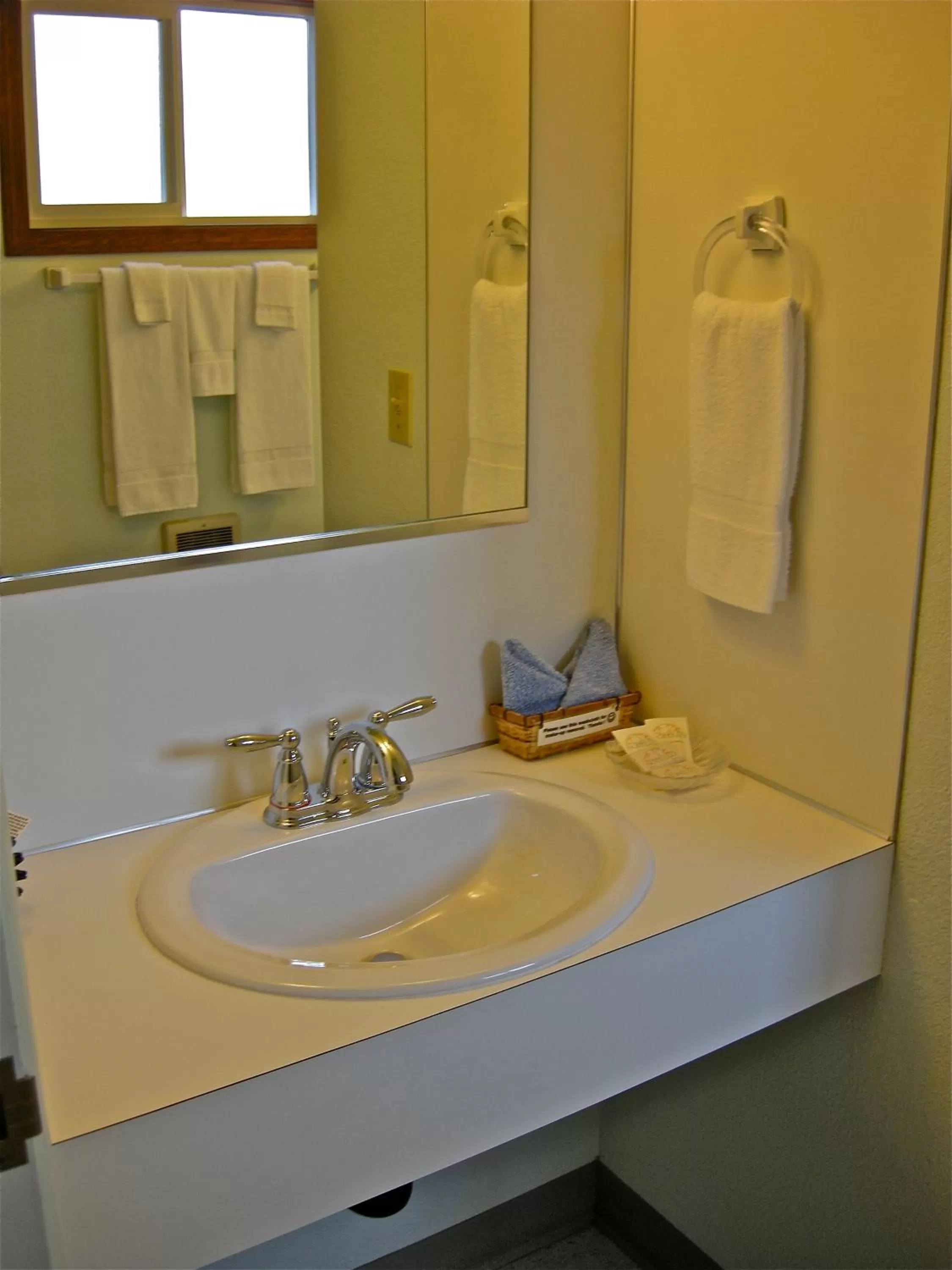 Bathroom in Azalea Lodge