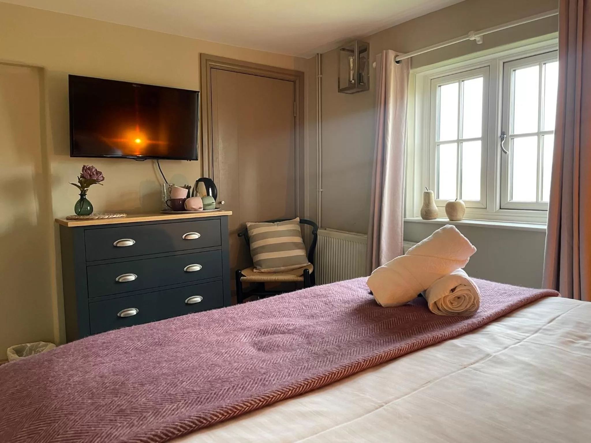 Bedroom, Bed in The Windmill Inn