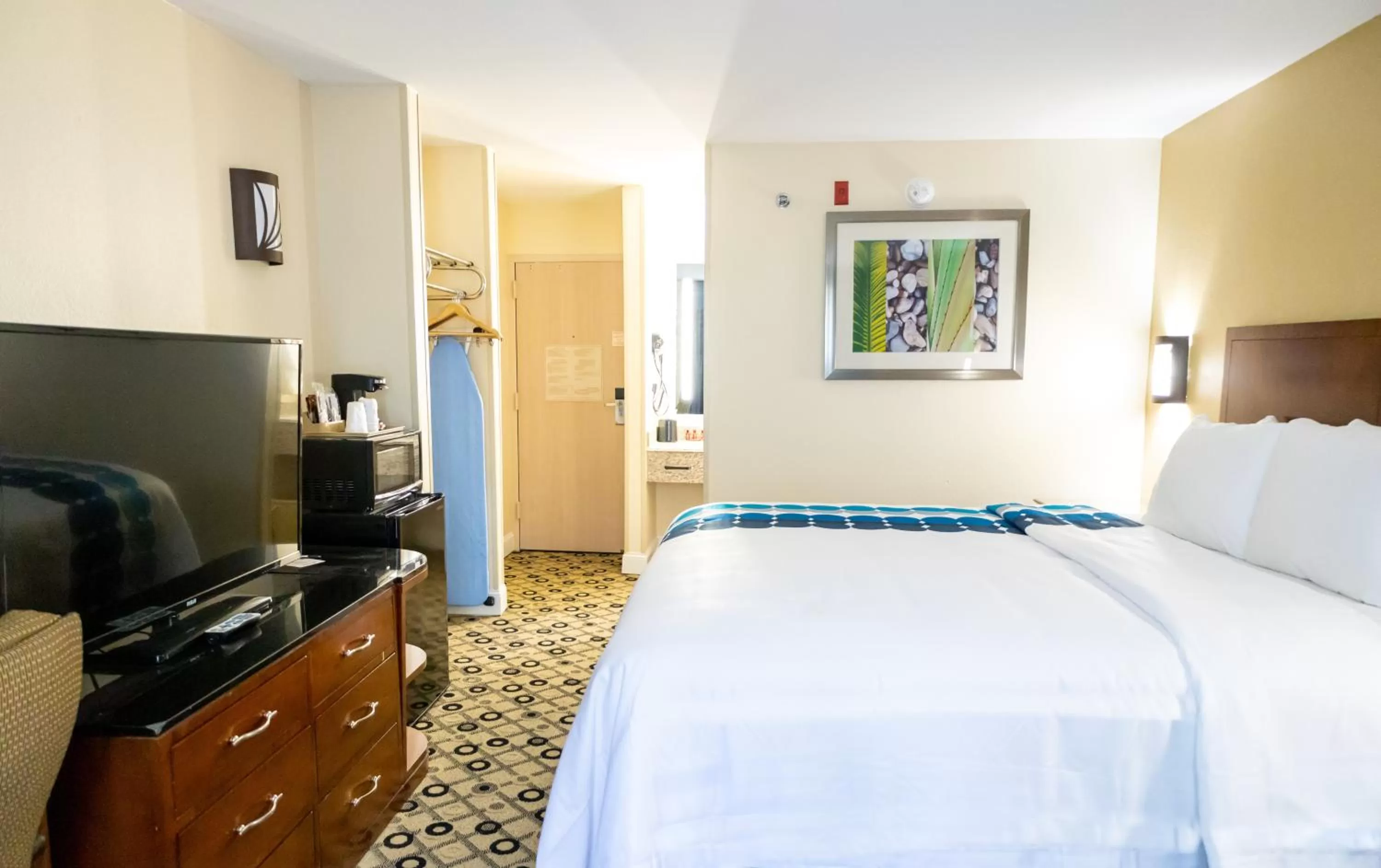 Photo of the whole room, Bed in Days Inn by Wyndham College Park Atlanta Airport South