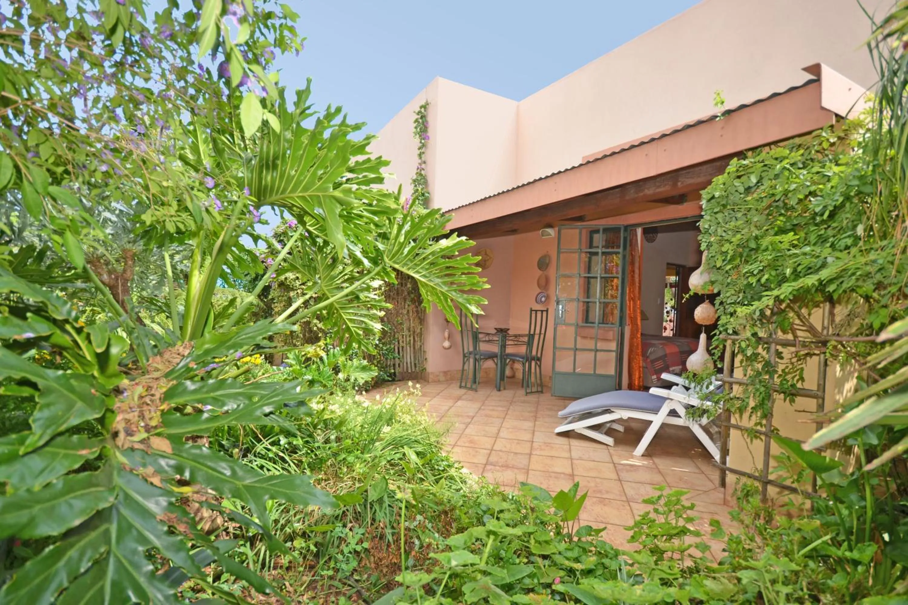 Patio in Cherry Tree Cottage B&B Linden