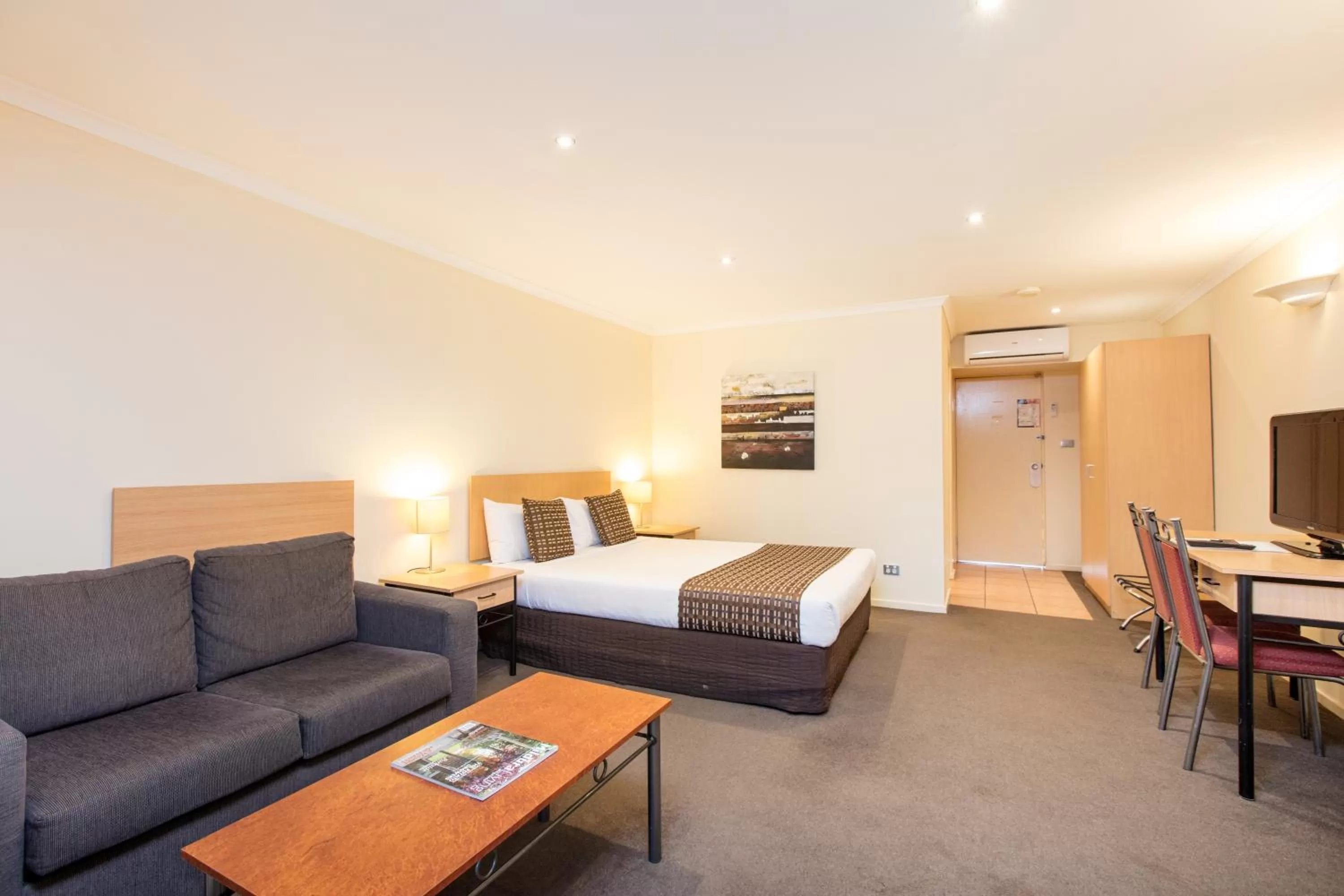 Photo of the whole room, Bed in Mildura Inlander Resort