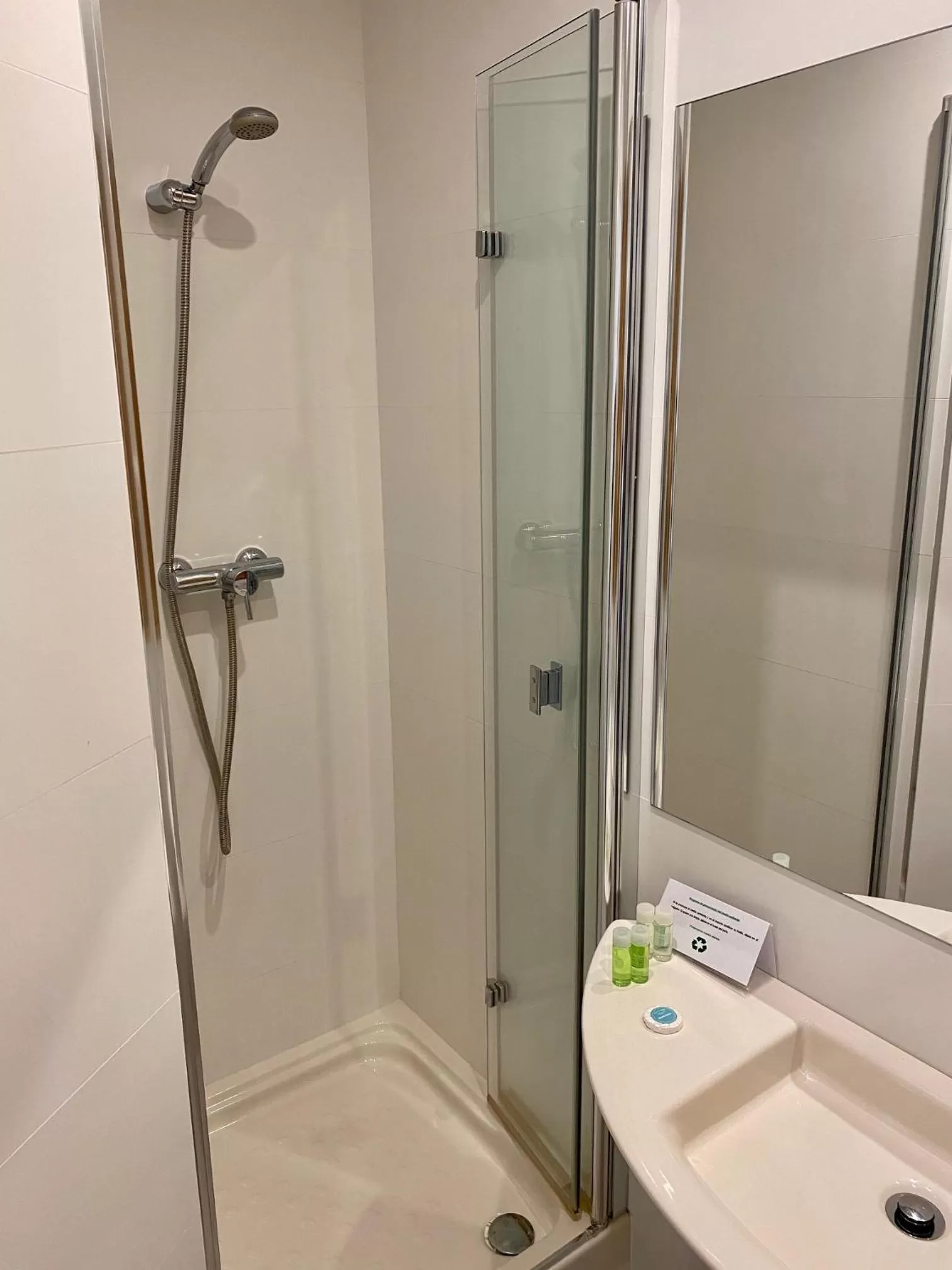 Shower in BcnStop Sagrada Familia