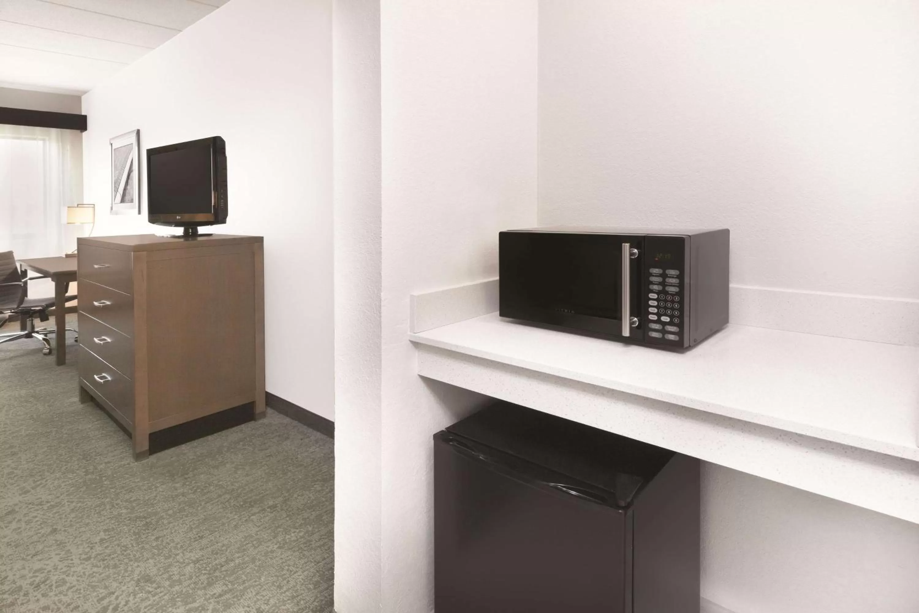 Photo of the whole room in La Quinta by Wyndham Philadelphia Airport