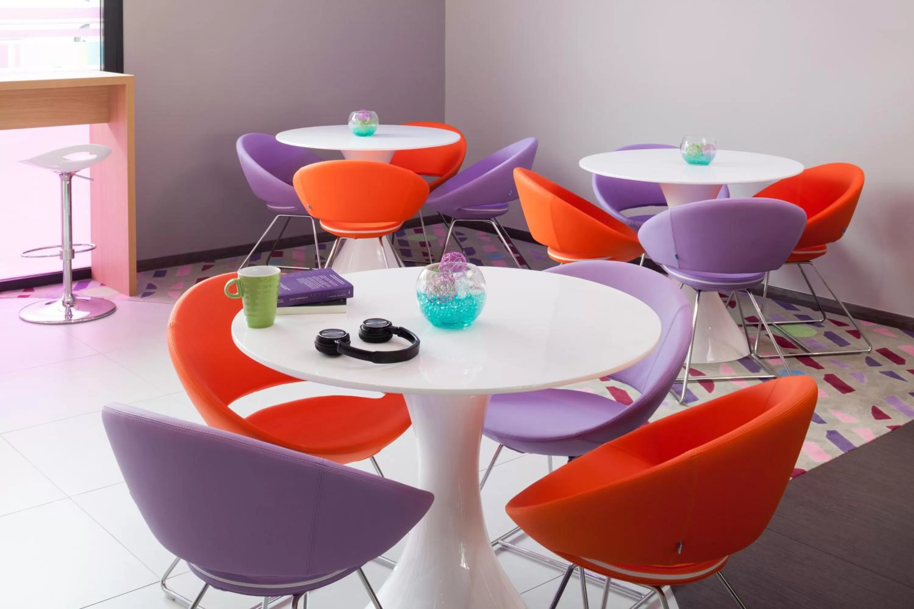 Lounge or bar in ibis Styles Montbéliard